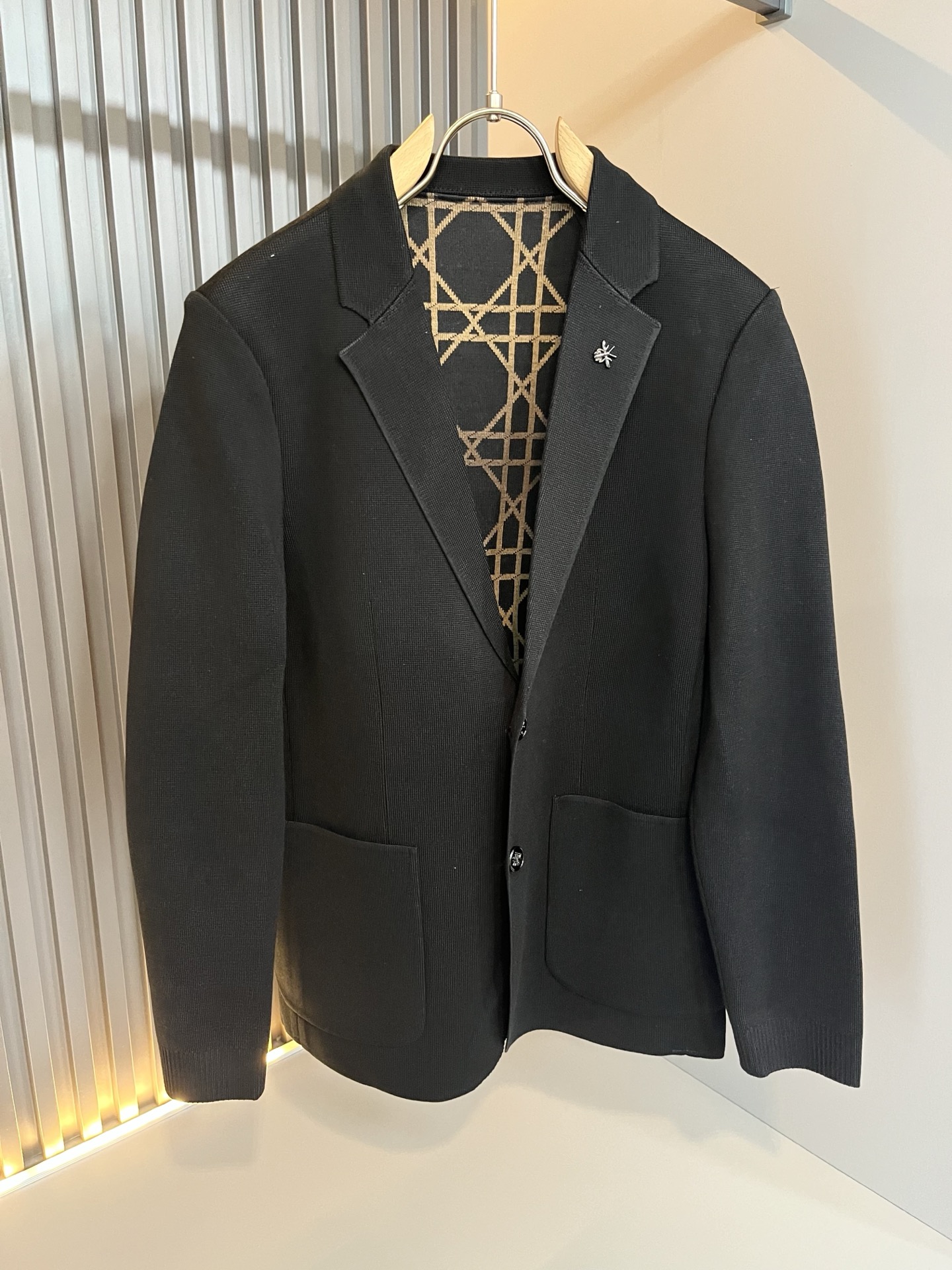 NO:571790,Dio*r Dio's 2025 autumn and winter knitted men's casual suit jackets, the latest fashion trend singles, trading company channels are rare, and they are sold simultaneously on the official website. The most anticipated high-quality goods by male gods are coming in a big way, and the body hardware logo pattern is modified!  Full of brand style!  The surface is clean, smooth and shiny, and the texture is clearly visible through the screen. It is your most enjoyable wearing experience! It perfectly enhances the overall sense of luxury, and you can get the high-end luxury atmosphere at a glance! The regular suit cut, the upper body is versatile, simple and not picky, and can easily cope with various occasions and environments. It is undoubtedly a must-have product for daily commuting! Sizes M-4XL, dior, jackets & coats, jackets & coats, business suit, alexander wang19860909Dio*r迪*奥2025秋冬针织男士休闲西装夹克外套,最新时尚潮流单西,贸易公司渠道稀出,同步官网发售,男神最为期待的精品狠货重磅来袭,衣身五金logo图案修饰！满满的品牌风格！表面整洁光滑且富有光泽,质感透过屏幕都显而易 见,你最为享受的穿着体验! 完美提升了整体的奢华档次感,一眼就能Get到的高端奢华气息!常规的西装版型裁剪,上身百搭简约不挑人,轻松应对各种场合与环境,属于日常通勤必备的臻品无疑!尺码M-4XL,,dior,jackets & coats,jackets & coats,business suit,alexander wang,Men's clothing