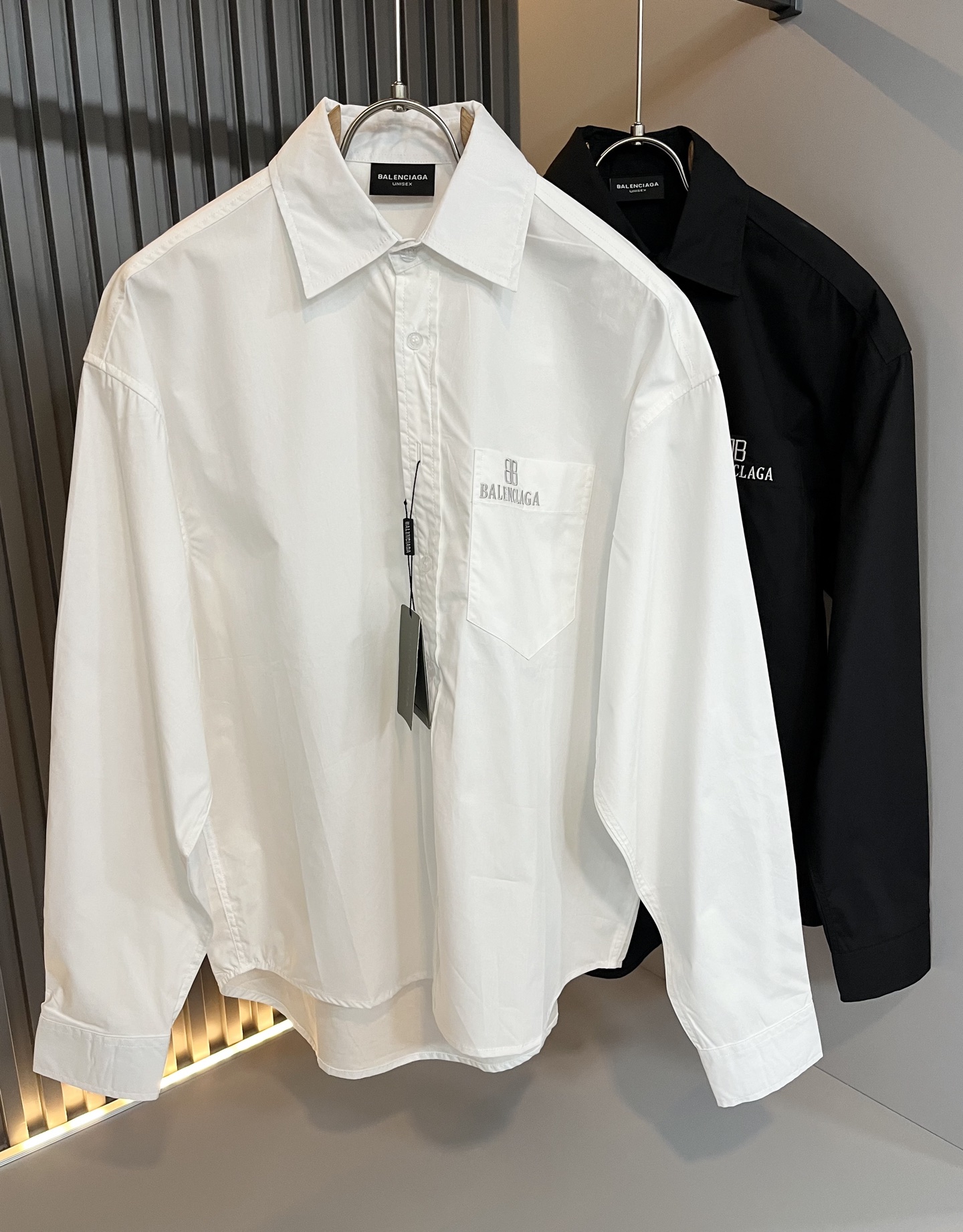 NO:568881,BALENCI*GA Paris* Home 2025 new autumn style shirts for men and women, fashionable casual shirts with catwalk pattern printing, logo pattern embroidery design!  It is made of specially designed poplin cotton fabrics supplied by customers. It feels soft and skin-friendly, comfortable and breathable. The real thing will definitely make you fall in love with it!  The round neck cut with loose shoulders and dropped shoulders, non-sexist style for couples to wear together, opens up a new fashion style!  Distinguish the market version of the high-definition series!  Size S-XL,,balenciaga,alexander wang19860909BALENCI*GA巴黎*家 2025秋季新款男女同款衬衣,走秀图案印花时尚休闲衬衣,标志logo图案刺绣设计！极具设计精选客供府绸棉面料,手感柔软亲肤,着身舒适透气性都无法挑剔,实物绝对会让你爱不释手！宽松小落肩的圆领版型裁剪,无性别主义的情侣混穿款式,打开全新的时装新韵味！区别市场版本高定系列！尺码S-XL,,balenciaga,alexander wang,Men's clothing