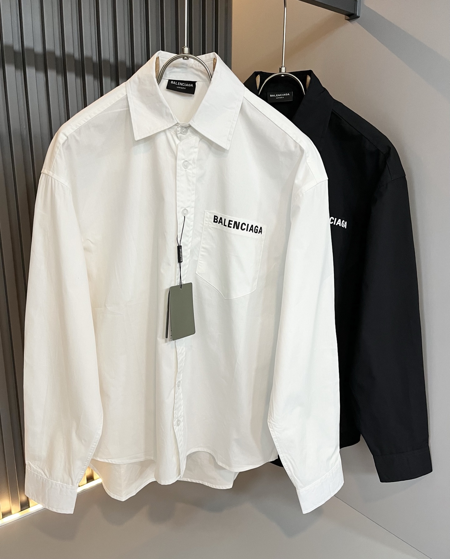 NO:570872,BALENCI*GA Paris* Home Autumn new men's and women's same-style shirts, fashionable casual shirts with catwalk pattern printing, logo pattern laminated design!  It is made of specially designed poplin cotton fabrics supplied by customers. It feels soft and skin-friendly, comfortable and breathable. The real thing will definitely make you fall in love with it!  The round neck cut with loose shoulders and dropped shoulders, non-sexist style for couples to wear together, opens up a new fashion style!  Distinguish the market version of the high-definition series!  Size S-XL,,balenciaga,alexander wang19860909BALENCI*GA巴黎*家 秋季新款男女同款衬衣,走秀图案印花时尚休闲衬衣,标志logo图案压胶设计！极具设计精选客供府绸棉面料,手感柔软亲肤,着身舒适透气性都无法挑剔,实物绝对会让你爱不释手！宽松小落肩的圆领版型裁剪,无性别主义的情侣混穿款式,打开全新的时装新韵味！区别市场版本高定系列！尺码S-XL,,balenciaga,alexander wang,Men's clothing