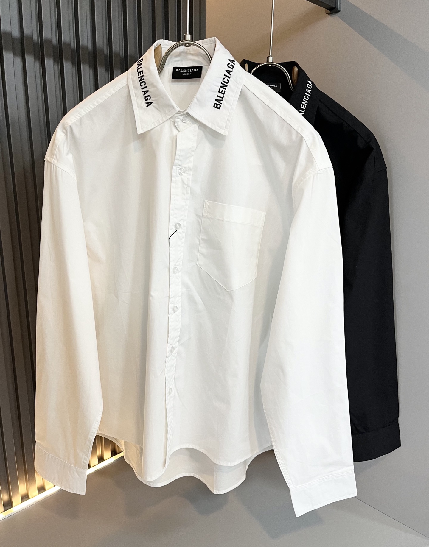 NO:570867,BALENCI*GA Paris* Home Autumn new men's and women's same-style shirts, fashionable casual shirts with catwalk pattern printing, logo embroidery design!  It is made of specially designed poplin cotton fabrics supplied by customers. It feels soft and skin-friendly, comfortable and breathable. The real thing will definitely make you fall in love with it!  The round neck cut with loose shoulders and dropped shoulders, non-sexist style for couples to wear together, opens up a new fashion style!  Distinguish the market version of the high-definition series!  Size S-XL,,balenciaga,alexander wang19860909BALENCI*GA巴黎*家 秋季新款男女同款衬衣,走秀图案印花时尚休闲衬衣,标志logo图案刺绣设计！极具设计精选客供府绸棉面料,手感柔软亲肤,着身舒适透气性都无法挑剔,实物绝对会让你爱不释手！宽松小落肩的圆领版型裁剪,无性别主义的情侣混穿款式,打开全新的时装新韵味！区别市场版本高定系列！尺码S-XL,,balenciaga,alexander wang,Men's clothing