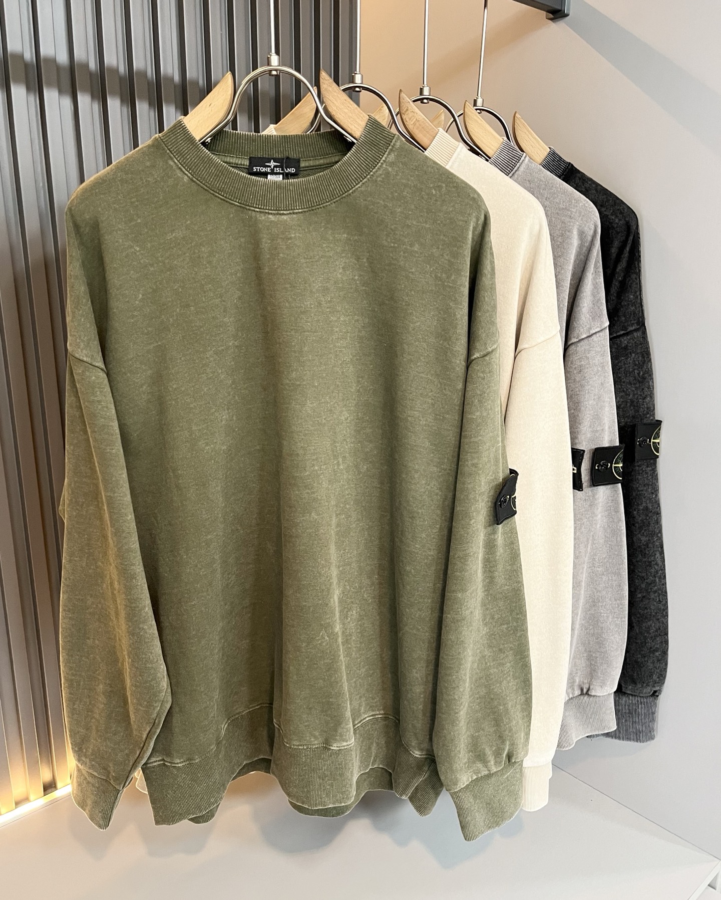 NO:568854,StoneIsland Stone Island 2025 autumn and winter new distressed men's and women's sweatshirts, the brand's latest design elements!  It’s neither monotonous nor complicated, just the right amount to show off your taste!  Customized imported pure cotton fabrics for customers!  The unique luxurious three-dimensional feel of the fabric presents a simple and elegant temperament!  Sleeve logo badge modification!  Full of fashionable logo element designs!  Full three-dimensional! Standard cutting design!  Every detail is in sync with high-end fashion. Size: M-4XL, hoodie, sweatshirts, alexander wang19860909StoneIsland 石头岛2025秋冬新款做旧男女同款卫衣,品牌最新设计元素！既不单调也不复杂,恰到好处的展现品味！客供定制进口纯棉面料！面料独具的高奢立体感呈现简约优雅气质！袖子logo徽章修饰！满满的时尚logo元素设计！饱满立体!标准裁剪设计！每一处细节都是与高端时尚同步的体现. 尺码:M-4XL,,hoodie,sweatshirts,alexander wang,Men's clothing