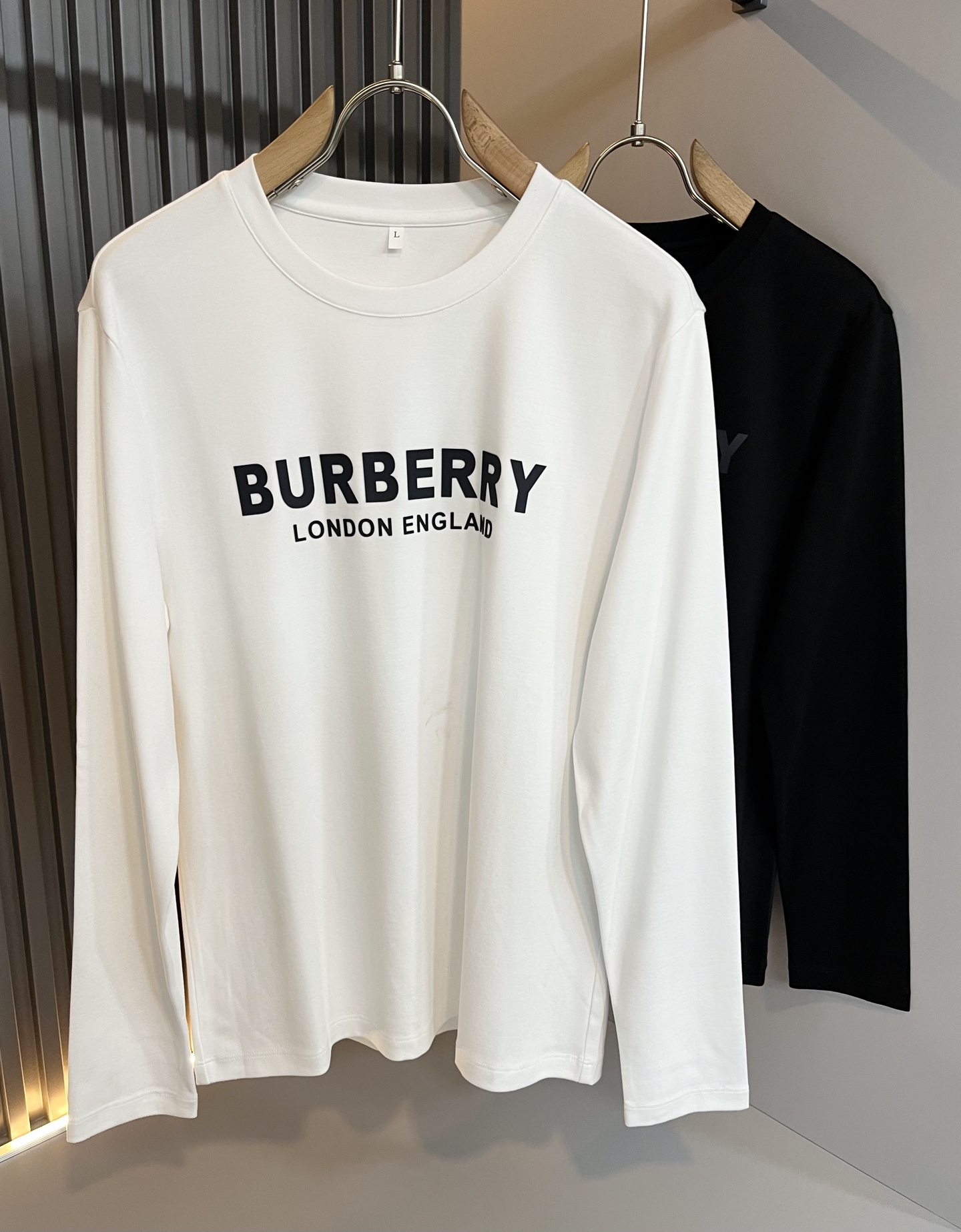 NO:568860,Bur*erry 2025 new autumn men's long-sleeved base layer, the brand's latest design elements!  It’s neither monotonous nor complicated, just the right amount to show off your taste!  Customer-supplied top-quality logo printed fabrics!  Comfortable, sweat-absorbent and breathable are no problem, customized original baby velvet cotton fabric!  The unique sense of luxury presents a simple and elegant temperament!  Chest logo print design!  Full three-dimensional! Standard cutting design!  Every detail is in sync with high-end fashion. Sizes: M-4XL, burberry, alexander wang19860909Bur*erry 巴*莉 2025秋季新款男士长袖打底,品牌最新设计元素！既不单调也不复杂,恰到好处的展现品味！客供顶级logo印花面料！舒适吸汗透气根本不在话下,定制原版婴儿绒棉面料！独具的高奢感呈现简约优雅气质！胸前logo印花设计！饱满立体!标准裁剪设计！每一处细节都是与高端时尚同步的体现.尺码:M-4XL,,burberry,alexander wang,Men's clothing