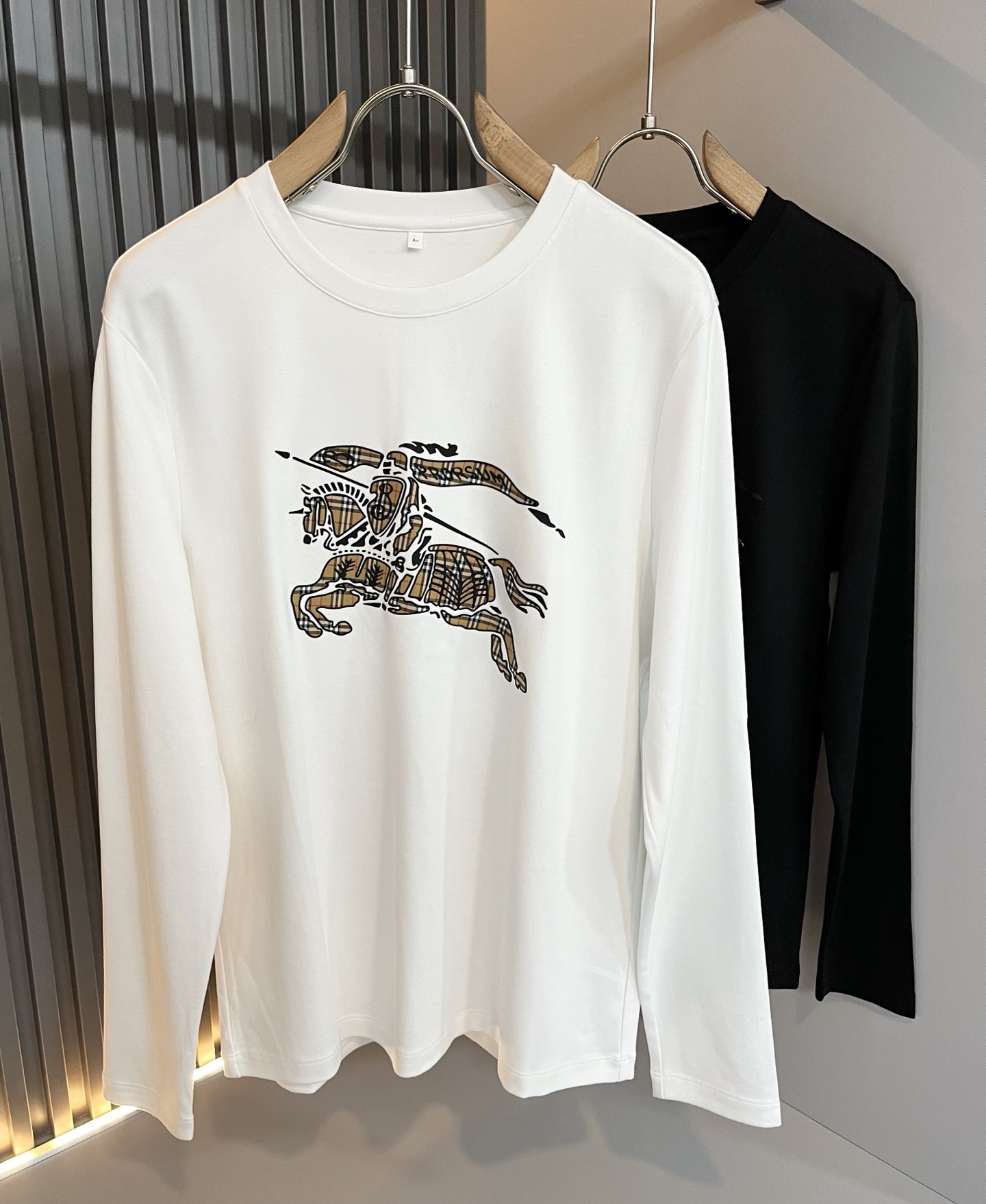 NO:570871,Bur*erry's new fall men's long-sleeved base layer, the brand's latest design elements!  It’s neither monotonous nor complicated, just the right amount to show off your taste!  Customer-supplied top-quality logo printed fabrics!  Comfortable, sweat-absorbent and breathable are no problem, customized original baby velvet cotton fabric!  The unique sense of luxury presents a simple and elegant temperament!  Chest logo print design!  Full three-dimensional! Standard cutting design!  Every detail is in sync with high-end fashion. Sizes: M-4XL, burberry, alexander wang19860909Bur*erry 巴*莉 秋季新款男士长袖打底,品牌最新设计元素！既不单调也不复杂,恰到好处的展现品味！客供顶级logo印花面料！舒适吸汗透气根本不在话下,定制原版婴儿绒棉面料！独具的高奢感呈现简约优雅气质！胸前logo印花设计！饱满立体!标准裁剪设计！每一处细节都是与高端时尚同步的体现.尺码:M-4XL,,burberry,alexander wang,Men's clothing