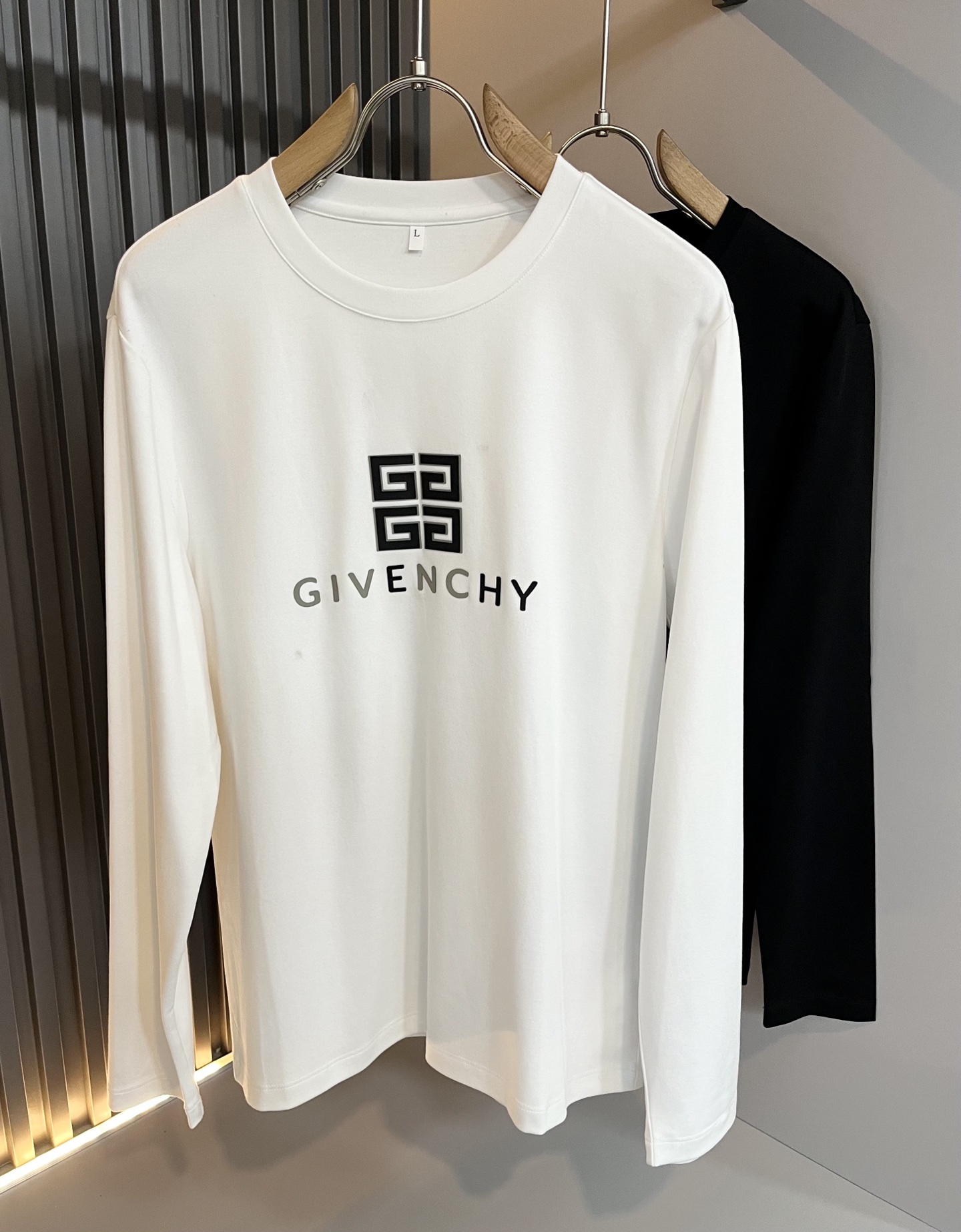 NO:571786,Giv*chy/Giv*chy's new 2025 autumn and winter men's base layer shirt, the main fashion injects new fashion energy. By exploring various themes and sexy charm, it is highly recognizable and leads the new street fashion trend. This style is the exclusive design element of G family, with logo pattern laminated design!  Perfect integration, the pattern is extremely clear and restored, highlighting the elegant style of the brand. It is made of original pure cotton material, the fabric is tight and high-end, and can be easily controlled on the upper body, showing casual and comfortable fashion charm. Sizes M-4XL,, gucci, alexander wang19860909Giv*chy/纪*希2025秋冬新款男士打底衫,主创时尚注入了全新时尚能量.通过探索各种题材和性感魅力,极具辨识度,引领全新街头时尚潮流.该款是G家独家的出彩设计元素,标识logo图案压胶设计！完美融合,图案清晰还原度极高,彰显品牌优雅格调.选用原版纯棉材质,面料紧实高级,上身均可轻松驾驭,展现休闲自在时尚魅力.尺码M-4XL,,gucci,alexander wang,Men's clothing