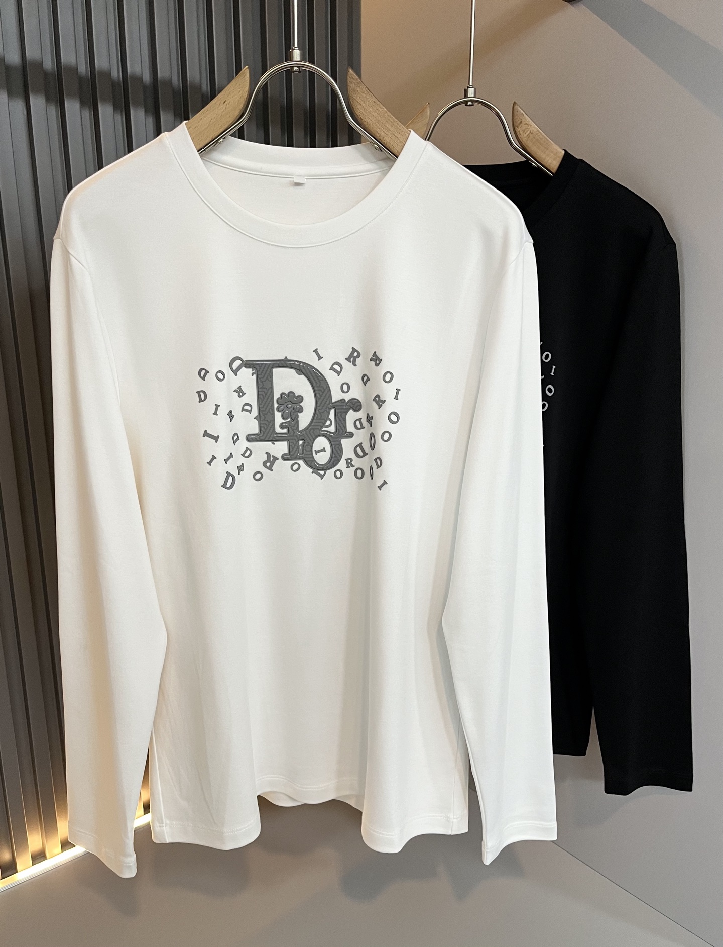 NO:571792,Dio*r Dijia's new 2025 autumn and winter long-sleeved bottoming shirts are on sale simultaneously at counters!  Customized exclusive pure cotton fabric, with brand logo pattern laminated design on the chest!  Simple and elegant, easy to match and versatile, extremely high-grade, perfectly integrated into fashion and style, it is a top-notch fashionable style that is perfect for outer wear!  The whole thing gives people a natural feeling!  The ultimate classic and versatile short-sleeved T-shirt. Fans who pursue high quality should rush to buy it by themselves. We sincerely invite all fans who know the product to appreciate this style together!  !  Size M-4XL,,dior,dior,T-shirt,tees,t-shirt,alexander wang19860909Dio*r迪家2025秋冬新款长袖打底衫,专柜同步发售！定制专属纯棉面料,胸前采用品牌logo图案压胶设计！简约大方,从容百搭,档次极高,完美融入时尚还有风情感一款完美符合外穿的顶尖时髦气质款！整体给人浑然天成的感觉！极致经典的百搭型短袖T恤,追求高品质的粉丝们请自行抢购,诚邀所有识货的粉丝一同鉴赏此款！！尺码M-4XL,,dior,dior,T-shirt,tees，t-shirt,alexander wang,Men's clothing