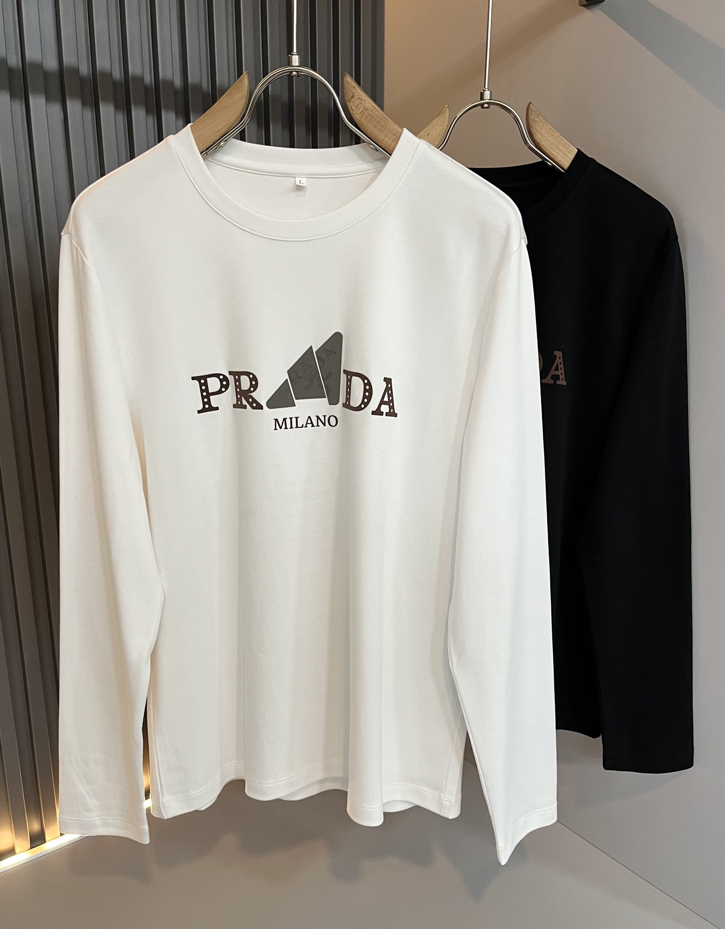 NO:570859,PRAD*A's new men's long-sleeved bottoming shirt for autumn and winter, the latest model is available exclusively on the entire network!  !  ~It is both classic and fashionable, who doesn’t love it? It shows the classic again, it is very eye-catching, and it has a low-luxury aura and recognition!  Pr*da's traditional brand concept and modern advanced technology are perfectly combined. Coupled with an extremely modern and simple design, Pr*da's exclusive logo design!  Customized 100% imported pure cotton fabric!  The texture of this model is quite impressive. You can tell the specifications and grades at your fingertips. The level of finesse and breathability are top-notch!  Size M-4XL,,prada,alexander wang19860909PRAD*A普*达秋冬新款男士长袖打底衫,最新款全网独家首上！！~既经典有时尚百搭,谁不爱啊,将经典再次展现,非常的耐看,自带低奢光环与辨识度！Pr*da传统的品牌理念和现代化的先进技术进行了完美结合.加上极其现代摩登风范的简约设计,p家专属logo图案设计！定制百分百进口纯棉面料！此款的质感相当感人 触手便知规格档次 细腻程度与透气效果堪称顶级！尺码M-4XL,,prada,alexander wang,Men's clothing