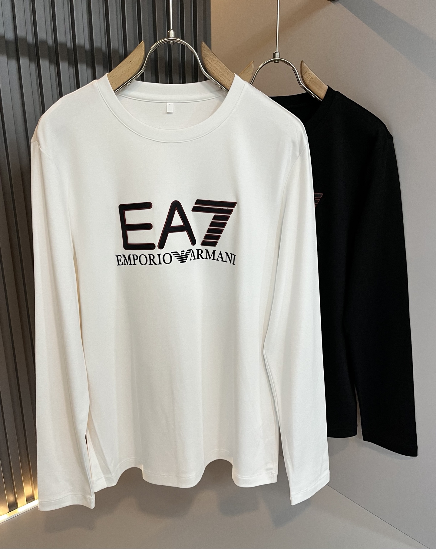 NO:571800,Arman 2025 autumn and winter new casual long-sleeved bottoming shirt for men and women, original factory order, logo laminated design on the chest!  The simple design is exquisite and elegant, which is amazing!  Customized original exclusive pure cotton fabric, soft and delicate to the touch, super comfortable on the upper body, still refreshing and comfortable even in summer, the ultimate wearing enjoyment!  Inheriting the classic version of the past, the upper body effect is naturally outstanding. It is simple to wear without too many accessories. It can easily create a sense of fashion, and the rate of return will also increase. Get it quickly!  Size M-4XL, armani, alexander wang19860909Arman阿*尼2025秋冬新款男女同款休闲长袖打底衫,原单代工厂订单,胸前标志logo压胶设计！简洁的设计精致优雅,令人叹服！定制原版专属纯棉面料,手感柔软细腻,上身超级舒适,即使夏天穿着依然清爽自在,极致的穿着享受！继承着以往的经典版型,上身效果自然而来的出彩,简单穿搭无需过多的饰物,轻松搭出时尚感,回头率也会随之提升.速度入手吧！尺码M-4XL,,armani,alexander wang,Men's clothing