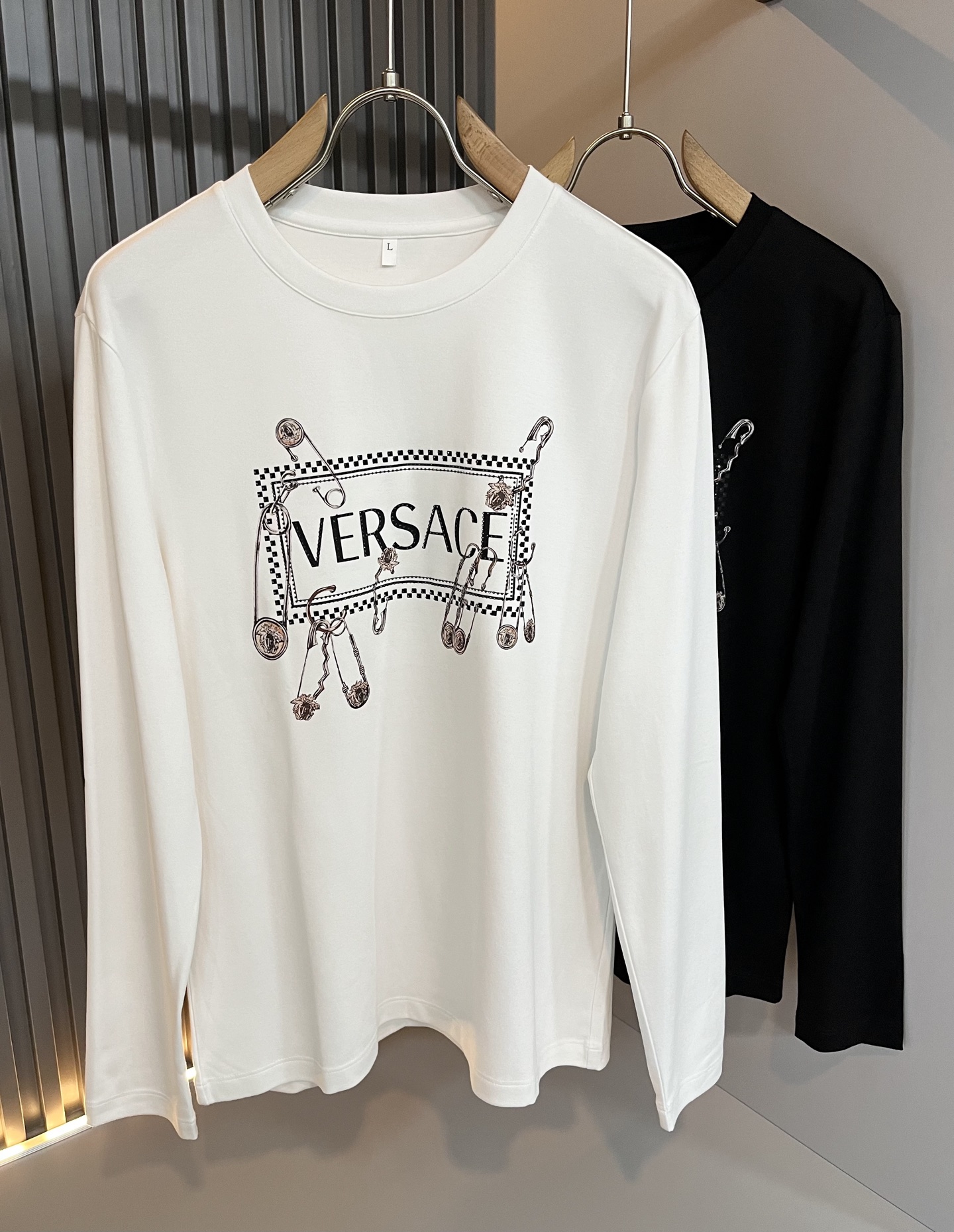 NO:570863,VERS*CE/Fan*zhe new autumn and winter original long-sleeved bottoming shirt, VERS*CE/Fan*zhe trading company channel product Medusa head letter logo image printing design!  The decoration is extremely delicate and highlights the gradient effect!  Made with heavy embroidery craftsmanship, it has a strong three-dimensional effect. It can only be produced with advanced German equipment, highlighting the incomparable visual luxury. The craftsmanship is extremely high and the craftsmanship is very important!  Imported long-staple cotton fabric, excellent skin-friendliness, extremely perfect details, impeccable, excellent upper body effect, very eye-catching, no doubt the rate of return, a great item to improve the vision in the wardrobe, whether it is worn inside or alone, it is very handsome. Sizes M-4XL, versace, alexander wang19860909VERS*CE/范*哲 秋冬新品原单长袖打底衫,VERS*CE/范*哲 贸易公司渠道 产品 美杜莎头像字母logo图像印花设计！装饰极为精致凸显渐变效果！重磅刺绣工艺打造,立体感极强,唯有德国先进设备方能制作,凸显了视觉无敌的震撼奢华,工艺水准极高,非常重工匠心！客供进口长绒棉面料,亲肤性绝佳,细节极致完美,无可挑剔,上身效果非常出色,非常招眼吸睛,回头率毋庸置疑,衣橱里改良视觉的绝佳单品,无论内搭还是单穿都爆帅十足.尺码M-4XL,,versace,alexander wang,Men's clothing