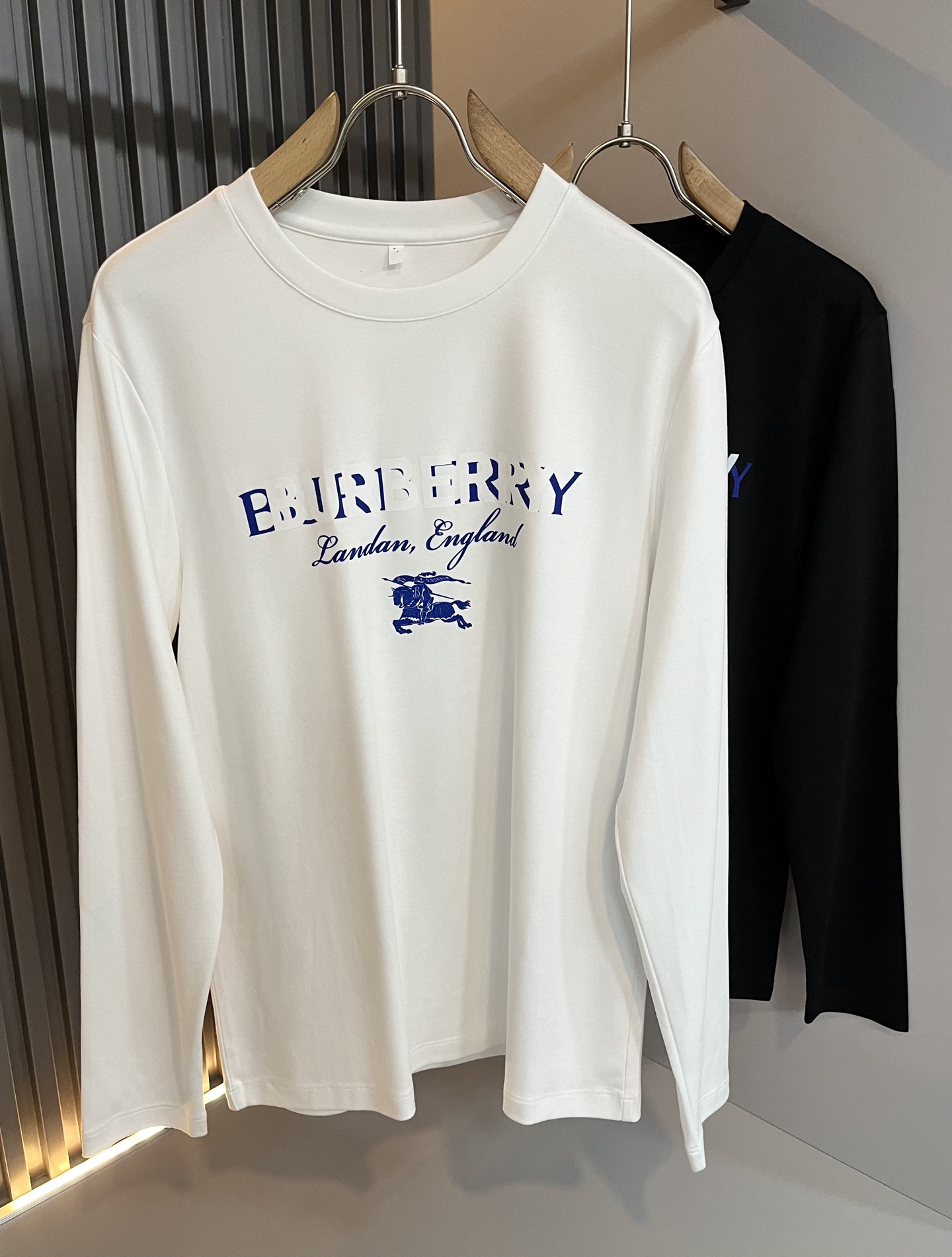 NO:568840,Bur*erry 2025 new autumn men's long-sleeved base layer, the brand's latest design elements!  It’s neither monotonous nor complicated, just the right amount to show off your taste!  Customer-supplied top-quality logo printed fabrics!  Comfortable, sweat-absorbent and breathable are no problem, customized original baby velvet cotton fabric!  The unique sense of luxury presents a simple and elegant temperament!  Chest logo print design!  Full three-dimensional! Standard cutting design!  Every detail is in sync with high-end fashion. Sizes: M-4XL, burberry, alexander wang19860909Bur*erry 巴*莉 2025秋季新款男士长袖打底,品牌最新设计元素！既不单调也不复杂,恰到好处的展现品味！客供顶级logo印花面料！舒适吸汗透气根本不在话下,定制原版婴儿绒棉面料！独具的高奢感呈现简约优雅气质！胸前logo印花设计！饱满立体!标准裁剪设计！每一处细节都是与高端时尚同步的体现.尺码:M-4XL,,burberry,alexander wang,Men's clothing