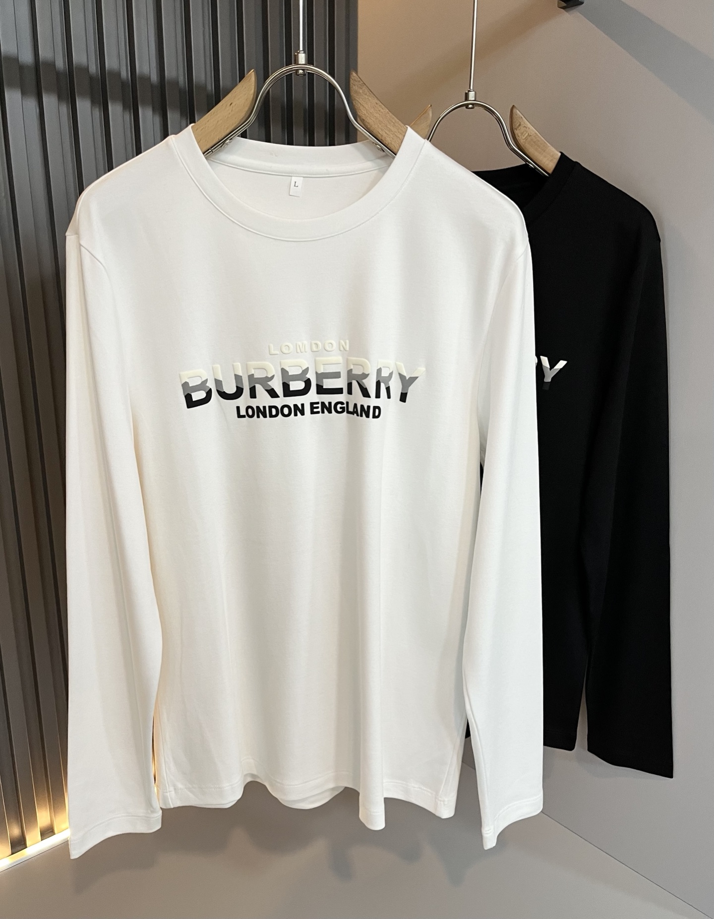 NO:571796,Bur*erry 2025 new autumn men's long-sleeved base layer, the brand's latest design elements!  It’s neither monotonous nor complicated, just the right amount to show off your taste!  Customer-supplied top-quality logo printed fabrics!  Comfortable, sweat-absorbent and breathable are no problem, customized original baby velvet cotton fabric!  The unique sense of luxury presents a simple and elegant temperament!  Chest logo print design!  Full three-dimensional! Standard cutting design!  Every detail is in sync with high-end fashion. Sizes: M-4XL, burberry, alexander wang19860909Bur*erry 巴*莉 2025秋季新款男士长袖打底,品牌最新设计元素！既不单调也不复杂,恰到好处的展现品味！客供顶级logo印花面料！舒适吸汗透气根本不在话下,定制原版婴儿绒棉面料！独具的高奢感呈现简约优雅气质！胸前logo印花设计！饱满立体!标准裁剪设计！每一处细节都是与高端时尚同步的体现.尺码:M-4XL,,burberry,alexander wang,Men's clothing