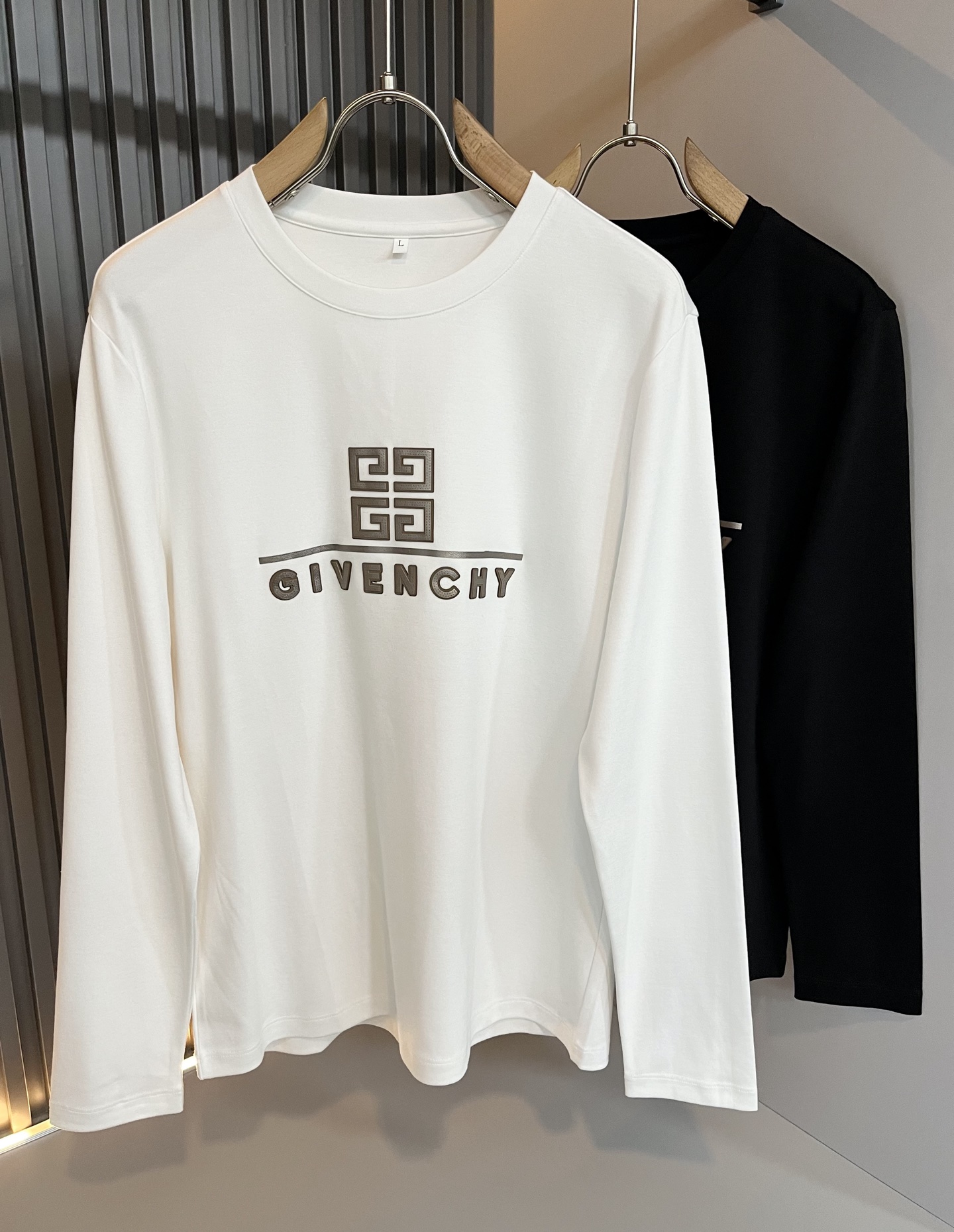 NO:570865,Giv*chy/Ji*xi's new autumn and winter men's bottoming shirt, the main fashion injects new fashion energy. By exploring various themes and sexy charm, it is highly recognizable and leads the new street fashion trend. This style is the exclusive design element of G family, with logo pattern laminated design!  Perfect integration, the pattern is extremely clear and restored, highlighting the elegant style of the brand. It is made of original pure cotton material, the fabric is tight and high-end, and can be easily controlled on the upper body, showing casual and comfortable fashion charm. Sizes M-4XL,, gucci, alexander wang19860909Giv*chy/纪*希秋冬新款男士打底衫,主创时尚注入了全新时尚能量.通过探索各种题材和性感魅力,极具辨识度,引领全新街头时尚潮流.该款是G家独家的出彩设计元素,标识logo图案压胶设计！完美融合,图案清晰还原度极高,彰显品牌优雅格调.选用原版纯棉材质,面料紧实高级,上身均可轻松驾驭,展现休闲自在时尚魅力.尺码M-4XL,,gucci,alexander wang,Men's clothing