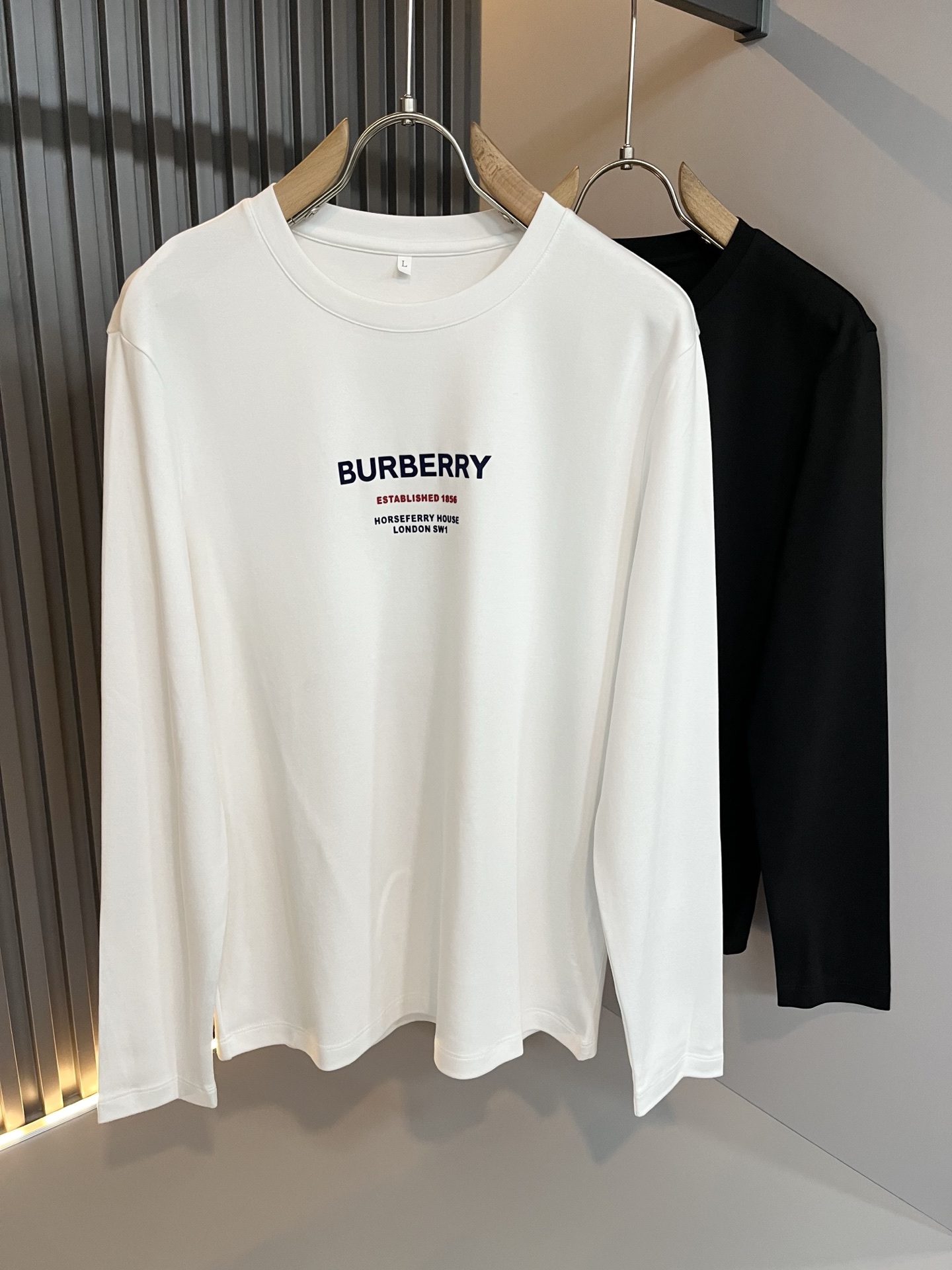 NO:571787,Bur*erry 2025 new autumn men's long-sleeved base layer, the brand's latest design elements!  It’s neither monotonous nor complicated, just the right amount to show off your taste!  Customer-supplied top-quality logo printed fabrics!  Comfortable, sweat-absorbent and breathable are no problem, customized original baby velvet cotton fabric!  The unique sense of luxury presents a simple and elegant temperament!  Chest logo print design!  Full three-dimensional! Standard cutting design!  Every detail is in sync with high-end fashion. Sizes: M-4XL, burberry, alexander wang19860909Bur*erry 巴*莉 2025秋季新款男士长袖打底,品牌最新设计元素！既不单调也不复杂,恰到好处的展现品味！客供顶级logo印花面料！舒适吸汗透气根本不在话下,定制原版婴儿绒棉面料！独具的高奢感呈现简约优雅气质！胸前logo印花设计！饱满立体!标准裁剪设计！每一处细节都是与高端时尚同步的体现.尺码:M-4XL,,burberry,alexander wang,Men's clothing