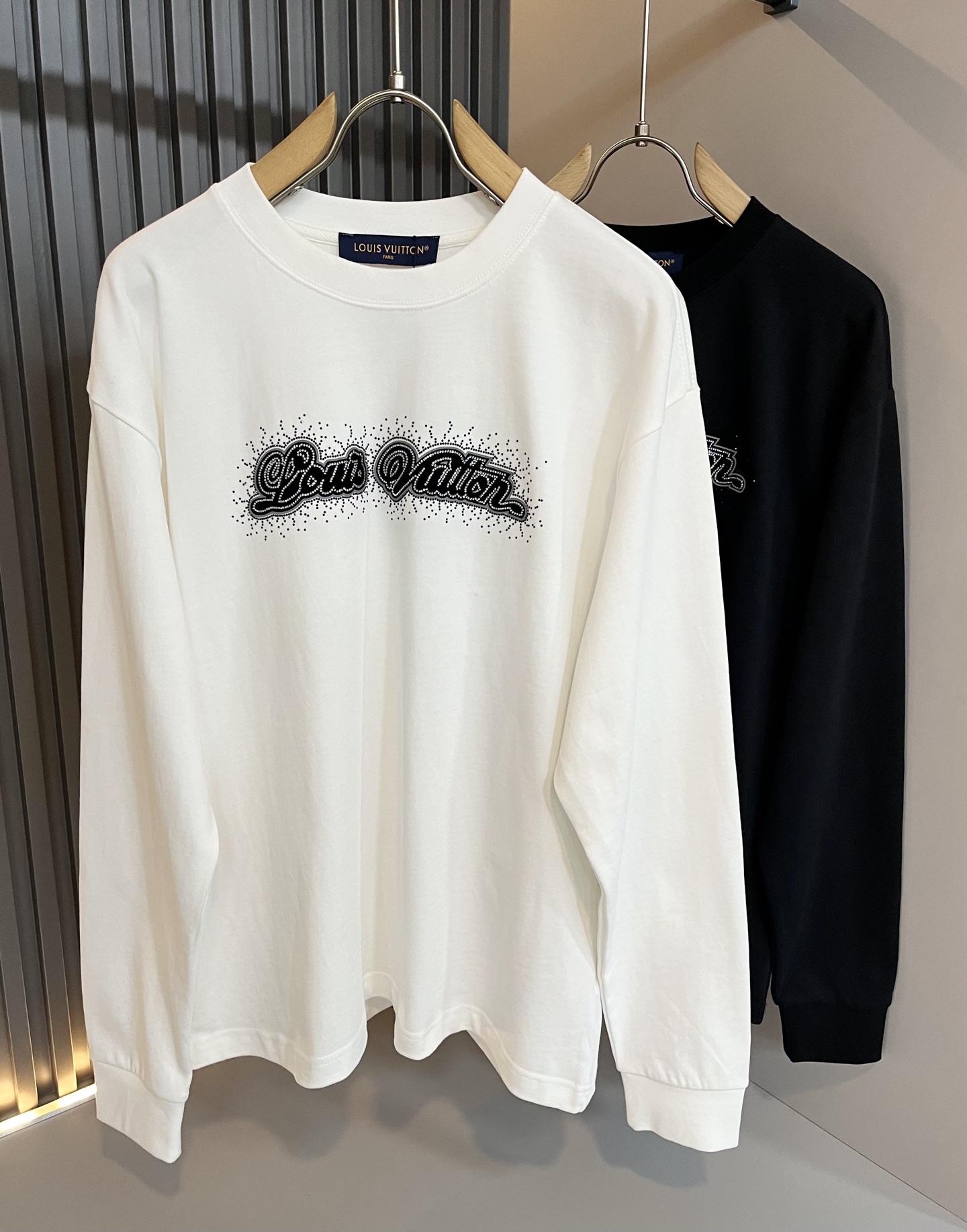 NO:568845,LouisVuitt* Louis*den 2025 new autumn and winter men's long-sleeved bottoming shirt, very fashionable, the logo on the chest is embossed and hot-drilled!  It is different from the past and declares the design concept that the brand has inherited for many years!  Its eye-catching appeal is no less than any classic style, perfectly presenting the sense of fashion, high-end and luxury to the world!  Made from carefully selected high-quality pure cotton fabrics, it feels soft, waxy, and delicate against the skin. The actual product will definitely exceed your imagination, and it will be used to the extreme!  Size S-3XL,,louis vuitton,louis vuitton,alexander wang19860909LouisVuitt*路易*登 2025秋冬新款男士长袖打底衫,非常时髦胸前logo压胶烫钻修饰！区别于以往的不同,宣示品牌传承多年的设计理念！其吸睛度完全不亚于任何经典款式,将时髦高级感与奢华感完美呈现在世人眼前！精选优质纯棉面料,触感软糯亲肤细腻,实物到手绝对超乎你的想象,发挥到了极致！尺码S-3XL,,louis vuitton,louis vuitton,alexander wang,Men's clothing