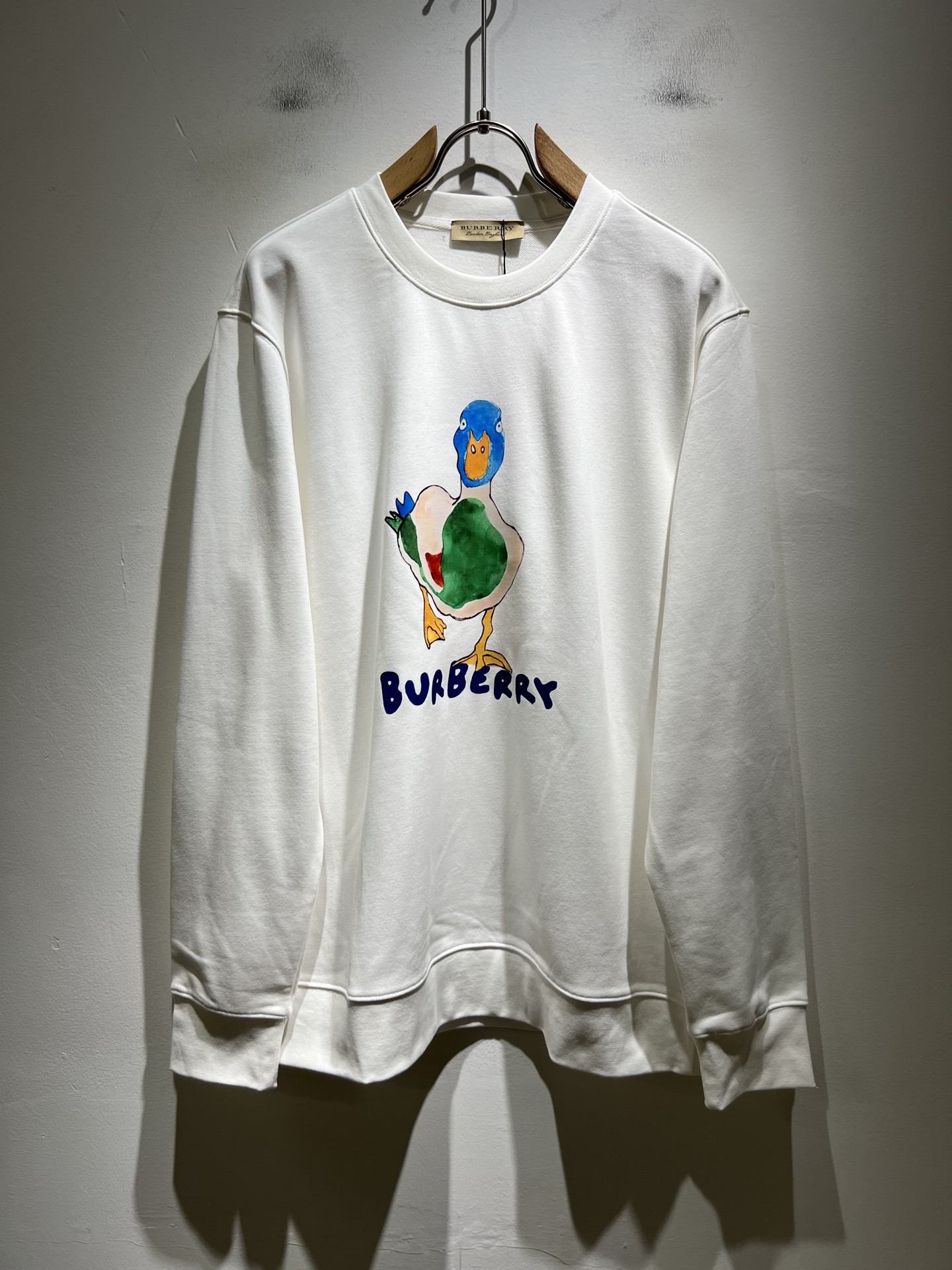 NO:568872,BURBER*Y 2025 autumn and winter new basic casual and versatile cotton round-neck sweatshirt for men and women, same style sweatshirt for men and women!  Trading company channels are rare and available on the official website simultaneously!  Letter logo printing design on the body!  With a refreshing and clean feeling!  This T-shirt is made of imported pure cotton materials supplied by customers. B’s materials are still impeccable. It is light, soft and delicate to the touch, skin-friendly and breathable, giving you the most comfortable wearing experience!  It blends perfectly with the fabric and has no gummy feel!  Basic and regular cut, perfect for daily casual wear, don’t rush to get it!  Size M-2XL,,burberry,hoodie,sweatshirts,tees,t-shirt,alexander wang19860909BURBER*Y巴*莉 2025秋冬新款男女同款基础休闲百搭棉质圆领卫衣,男女同款卫衣！贸易公司渠道稀出,同步官网发售！衣身字母logo印花设计！带有一种清爽又干净的感觉！此款T恤衫甄选客供进口纯棉材质制作而成,B家的用料上依然是无法挑剔的,轻薄柔软细腻的手感,亲肤透气、给你最极致舒爽的穿着体验！与面料完美融合为一体,没有胶质感！基础常规的版型裁剪,日常休闲着穿的完美之选,还不赶紧入手！尺码M-2XL,,burberry,hoodie,sweatshirts,tees，t-shirt,alexander wang,Men's clothing