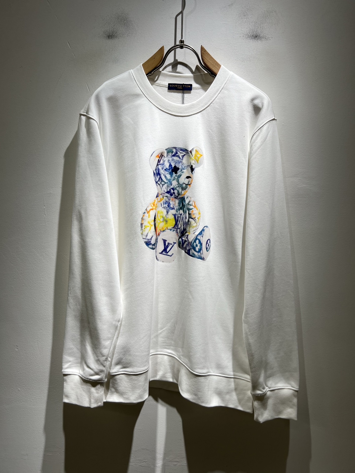 NO:568862,LouisVuitt* Louis*den 2025 new series of sweatshirts are online. It is a very fashionable and avant-garde short-sleeved T-shirt for men and women, decorated with logo pattern printing technology!  It is different from the past and declares the design concept that the brand has inherited for many years!  Its eye-catching appeal is no less than any classic style, perfectly presenting the sense of fashion, high-end and luxury to the world!  It is made of imported 100% cotton material supplied by customers. It is a selection of high-quality 320g pure cotton fabrics. It feels soft, waxy and skin-friendly. It will definitely exceed your imagination when you get it. It is extremely comfortable and breathable. Even if you sweat profusely, you will not feel greasy or stuffy at all. It maximizes sweat wicking and moisture absorption!  Size M-2XL,,louis vuitton,louis vuitton,hoodie,sweatshirts,T-shirt,tees,t-shirt,alexander wang19860909LouisVuitt*路易*登 2025卫衣全新系列单品上线,非常时髦前卫的一款男女同款短袖T恤,标识logo图案印花工艺修饰！区别于以往的不同,宣示品牌传承多年的设计理念！其吸睛度完全不亚于任何经典款式,将时髦高级感与奢华感完美呈现在世人眼前！客供进口全棉材质制成,精选优质320g纯棉面料,触感软糯亲肤细腻,实物到手绝对超乎你的想象,贴身无比舒适透气,即便是汗流浃背也不会有腻身及闷热感可言,将排汗吸湿性发挥到了极致！尺码M-2XL,,louis vuitton,louis vuitton,hoodie,sweatshirts,T-shirt,tees，t-shirt,alexander wang,Men's clothing