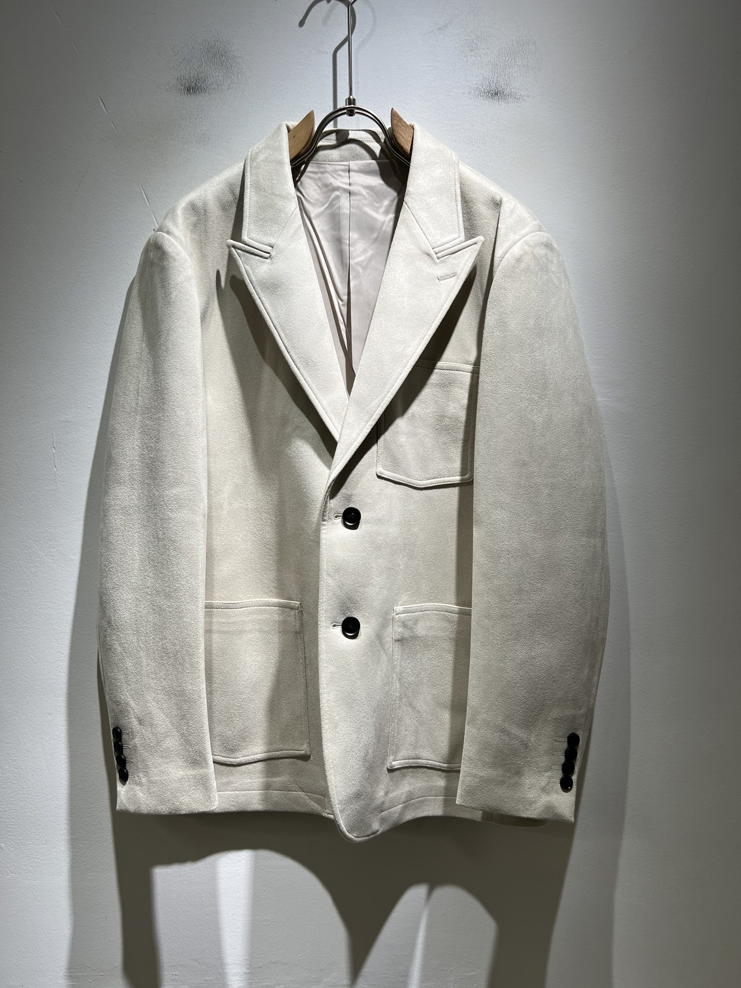 NO:571821,Loro Piana 2025 autumn and winter men's suit jackets, the latest trade orders, complete products!  !  Internet celebrity model!  The upper body is comfortable and breathable, not stiff, and the overall body has a rich three-dimensional feel. It is a quality export order and is customized with exclusive pure cotton fabric tailoring to meet the simple needs of commuters. The upper body effect is very good, slimming, and not picky about the figure. The fabric workmanship... is impeccable. Only good craftsmanship and good fabrics can make you wear a good taste. It is a must-have item for everyone!  Size M-3XL,,loro piana,jackets & coats,business suit,alexander wang19860909Loro Piana诺悠翩雅 2025秋冬男士西装外套,最新的贸易订单全品相！！网红款！上身舒适透气,不僵硬,整体有着丰富的立体感,品质出口订单,定制专属纯棉面料剪裁,满足通勤人们对于着装的简约需求,上身效果很好,显瘦,不挑剔身材.面料做工....无可挑剔,好工艺好面料才能穿出好品味一款,人手必备单品！尺码M-3XL,,loro piana,jackets & coats,business suit,alexander wang,Men's clothing