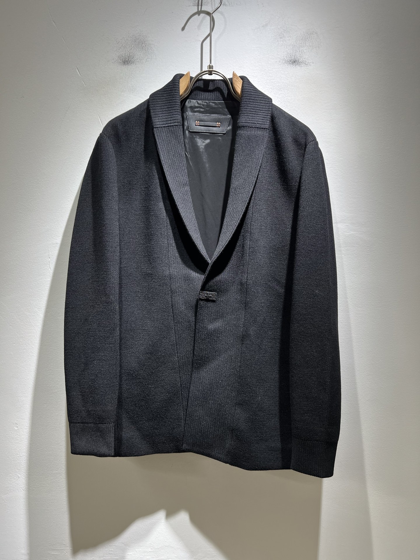 NO:571825,Dio*r 2025 Autumn and Winter Men's Casual Knitted Wool Jacket Cardigan, the latest fashionable casual jacket, is rarely available through trading company channels, and is sold simultaneously on the official website. The most anticipated high-quality goods by gods and goddesses are coming, allowing you to feel what true luxury has connotation! This jacket is made of D's special knitted fabric, full of brand style!  The surface is clean, smooth and shiny, and the texture is clearly visible through the screen. It is your most enjoyable wearing experience! It perfectly enhances the overall sense of luxury and class, and you can get the high-end luxury atmosphere at a glance! The basic and conventional jacket cut, the upper body is versatile, simple and not picky, and can easily cope with various occasions and environments. It is undoubtedly a must-have product for daily commuting! Sizes M～3XL,, dior, dior, jackets & coats, jackets & coats, alexander wang19860909Dio*r迪*奥 2025秋冬男士休闲针织羊毛夹克开衫,最新时尚休闲夹克,贸易公司渠道稀出,同步官网发售,男神女神最为期待的精品狠货重磅来袭,让你感受到什么叫真正的高奢有内涵!此款夹克外套选用D家专用针织面料制成,满满的品牌风格！表面整洁光滑且富有光泽,质感透过屏幕都显而易 见,你最为享受的穿着体验! 完美提升了整体的奢华档次感,一眼就能Get到的高端奢华气息!基础常规的夹克版型裁剪,上身百搭简约不挑人,轻松应对各种场合与环境,属于日常通勤必备的臻品无疑!尺码M～3XL,,dior,dior,jackets & coats,jackets & coats,alexander wang,Men's clothing