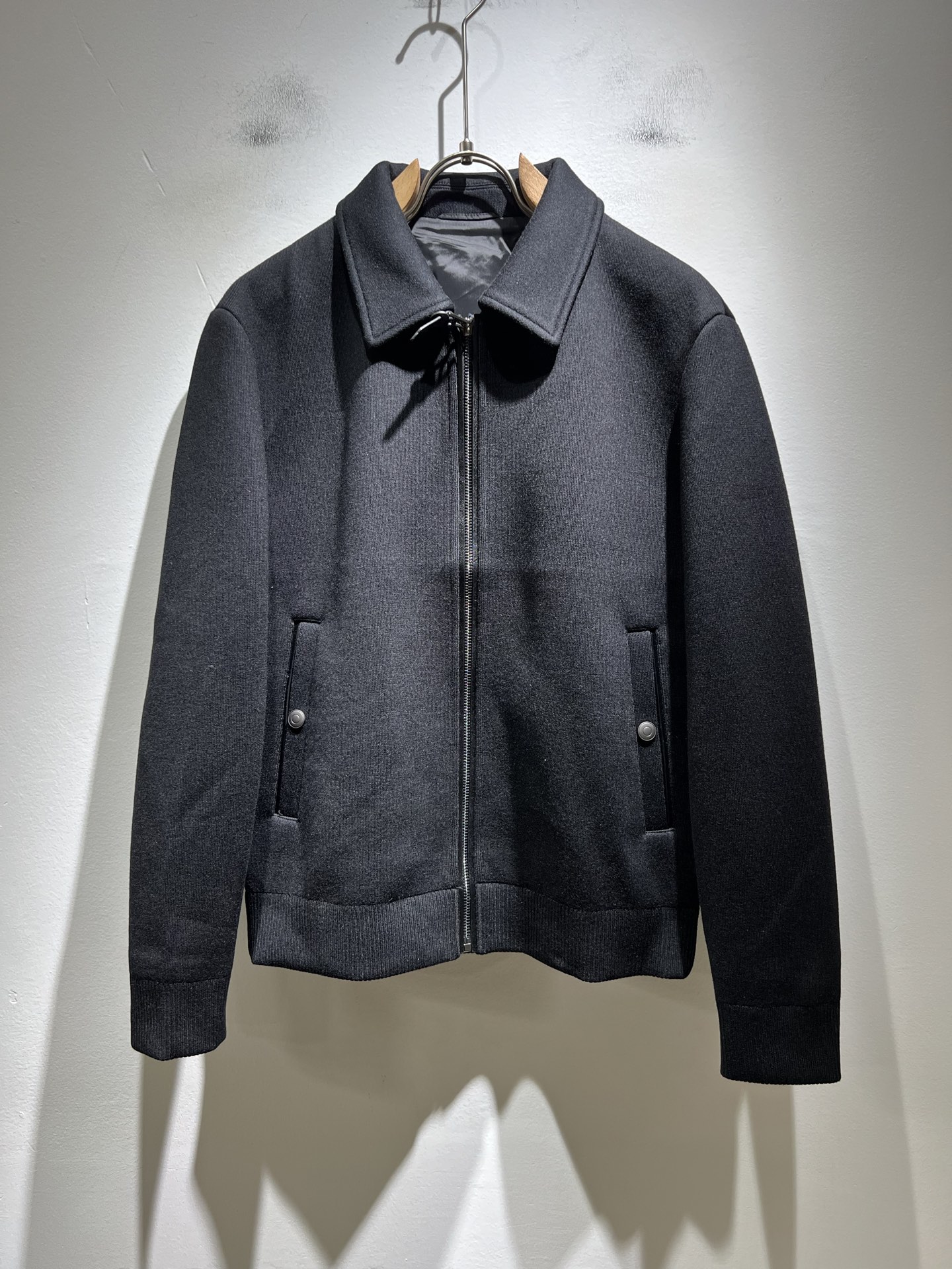 NO:571848,TOM FORD Tom Ford's new 2025 autumn and winter knitted jackets are rarely available through trading company channels and will be sold simultaneously on the official website!  A series of couples is online, the fabric is breathable and has a certain sense of self-importance, and the original imported top-quality knitted wool fabric is customized!  It is breathable, skin-friendly and comfortable to wear next to the body. The colors are beautiful, eye-catching and fashionable. The unique patterns will definitely make you stand out in the crowd!  The upper body effect is age-reducing and versatile, making it easy to wear in daily casual wear, and can be easily worn by both men and women!  Size M-3XL,,tom ford,jackets & coats,jackets & coats,alexander wang19860909TOM FORD汤姆福特2025秋冬新款针织夹克外套,贸易公司渠道稀出,同步官网发售！系列情侣上线,面料透气有一定的自重感,定制原版进口顶级针织羊毛面料！贴身穿着透气亲肤舒适,色彩靓丽、吸睛时髦度爆棚,与众不同的图案绝对可以让你在人群中出彩万分！上身效果减龄又百搭,轻松Get起日常休闲穿搭,男女皆可轻松驾驭！尺码M-3XL,,tom ford,jackets & coats,jackets & coats,alexander wang,Men's clothing