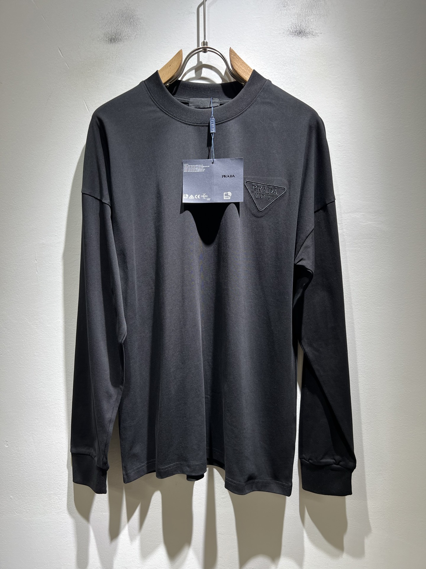 NO:568878,PRAD*A's new 2025 autumn and winter men's long-sleeved bottoming shirt, the latest model is exclusively available on the entire network!  !  ~It is both classic and fashionable, who doesn’t love it? It shows the classic again, it is very eye-catching, and it has a low-luxury aura and recognition!  Pr*da's traditional brand concept and modern advanced technology are perfectly combined. Coupled with an extremely modern and simple design, Pr*da's exclusive logo pattern embroidery design!  Customized 100% imported pure cotton fabric!  The texture of this model is quite impressive. You can tell the specifications and grades at your fingertips. The level of finesse and breathability are top-notch!  Size M-3XL,,prada,alexander wang19860909PRAD*A普*达2025秋冬新款男士长袖打底衫,最新款全网独家首上！！~既经典有时尚百搭,谁不爱啊,将经典再次展现,非常的耐看,自带低奢光环与辨识度！Pr*da传统的品牌理念和现代化的先进技术进行了完美结合.加上极其现代摩登风范的简约设计,p家专属logo图案刺绣设计！定制百分百进口纯棉面料！此款的质感相当感人 触手便知规格档次 细腻程度与透气效果堪称顶级！尺码M-3XL,,prada,alexander wang,Men's clothing