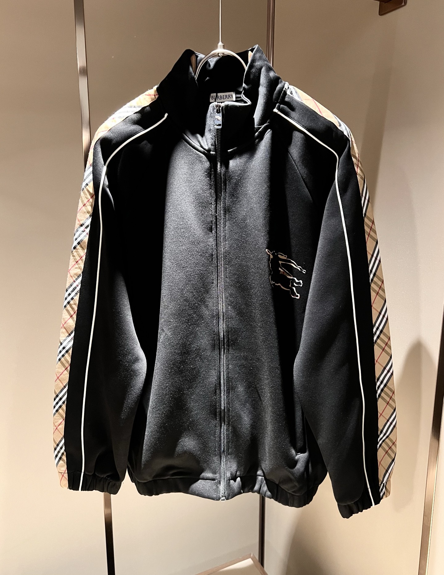 NO:570885,Bur*erry's new autumn and winter men's casual suits, the brand's latest design elements!  Neither monotonous nor complicated, the benefits show taste!  Customer-supplied top-quality pure cotton fabrics!  Body patch logo design!  Comfortable, sweat-absorbent and breathable are not a problem at all. The unique luxury feel of the fabric presents a simple and elegant temperament!  Customized original logo zipper design!  Full three-dimensional! Standard cutting design!  Every detail is in sync with high-end fashion. Sizes: M-3XL, burberry, alexander wang19860909Bur*erry 巴*莉 秋冬新款男士休闲套装,品牌最新设计元素！既不单调也不复杂,好处的展现品味！客供顶级纯棉面料！衣身贴布logo设计！舒适吸汗透气根本不在话下,面料独具的高奢感呈现简约优雅气质！定制原版logo拉链设计！饱满立体!标准裁剪设计！每一处细节都是与高端时尚同步的体现.尺码:M-3XL,,burberry,alexander wang,Men's clothing