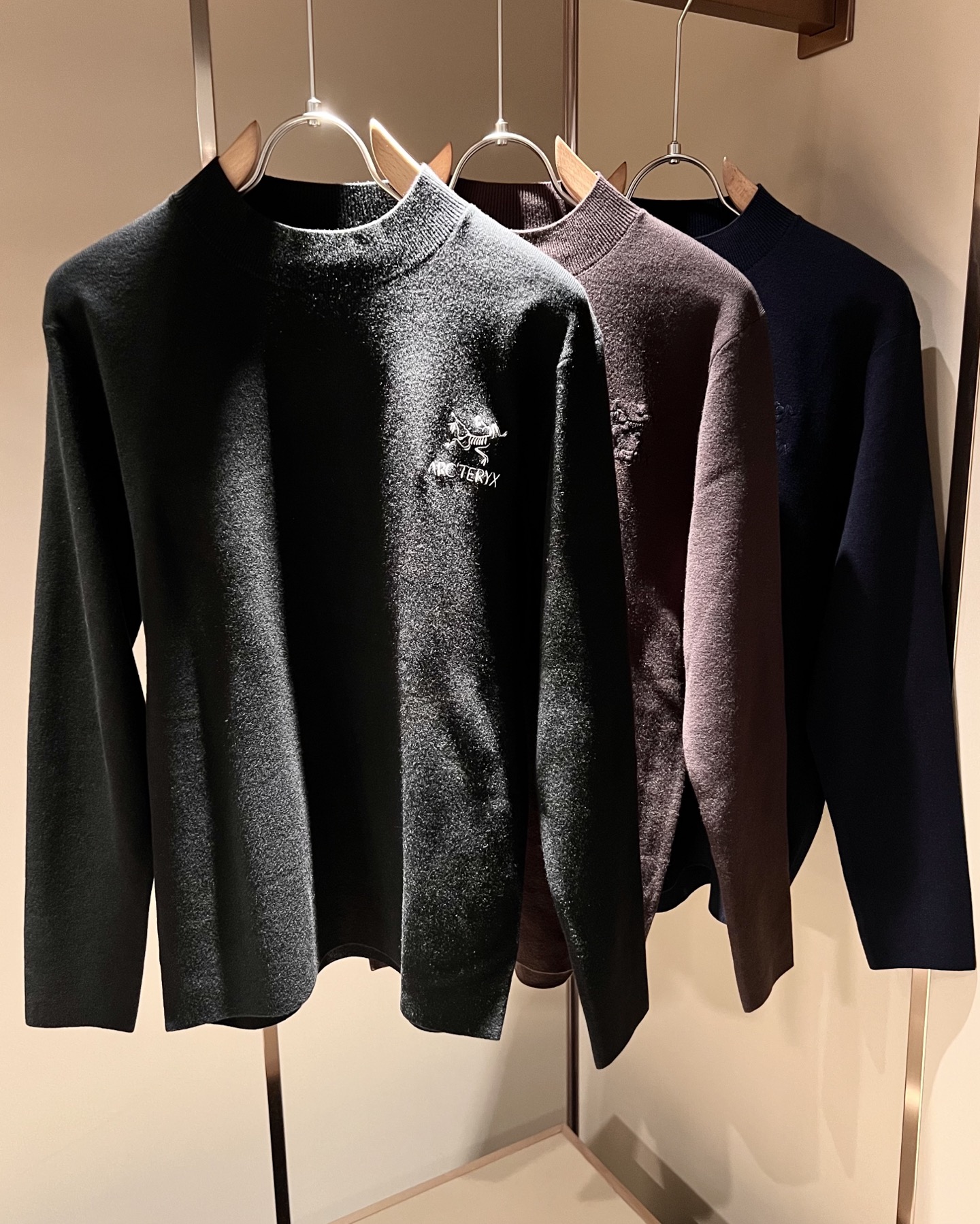 NO:570873,ARCTER *  In addition to being quite accomplished in style design, the most obvious or most proficient thing is that it has deeper unique insights and attainments in fabrics. Through continuous structural research and problem solving, it is characterized by unique research on fabrics. These alone are enough to support it to become one of the leading new logo brand images in the clothing manufacturing industry. This model is made of knitted wool!  It feels smooth and soft, with natural beauty and comfort at the same time. The large-body cut is simple and clean, and the fabric shows a different hazy structural beauty. It is made exclusively from custom molds. The fabric tests the skills of the workers and can be smooth and compliant without wrinkles!  Use color matching logo laminated design!  It really tests the handicrafts of each master!  It makes the whole thing clean and tidy, without leaving a trace of thread. Nowadays, men who are pursuing life are also more refined in their lives!  Size M-3XL,arc'teryx,alexander wang19860909ARCTER*X始*祖鸟 秋冬新款男女同款针织羊毛衫,户外品牌可能大家第一想到的就是加拿大鹅、始祖鸟.给人一种标签试的感觉！除了在款式设计上颇有造诣之外,最明显或者说最为拿手的,应该就是在面料上的拥有更深独特见解跟造诣了.通过不断地结构研究和问题处理,在以面料独特研究为特征,仅凭这些就已经足以支撑其成为服装制造行业中,首屈可数的新标志品牌形象.此款采用针织羊毛材质！手感细滑柔软,同时兼具自然美感跟舒适度.大身上版型裁剪简洁干净,面料上显现出了不一样朦胧的结构性美感来.独家开模定制而成,面料及其考验工人的技术,能做到平整服帖又不起皱！使用配色logo压胶设计！真的是很考验每位师傅的手工制作！使得整体干净利索,不留一丝线头.现在对于生活有所追求的男性也在生活中更为精致！尺码M-3XL,arc'teryx,alexander wang,Men's clothing