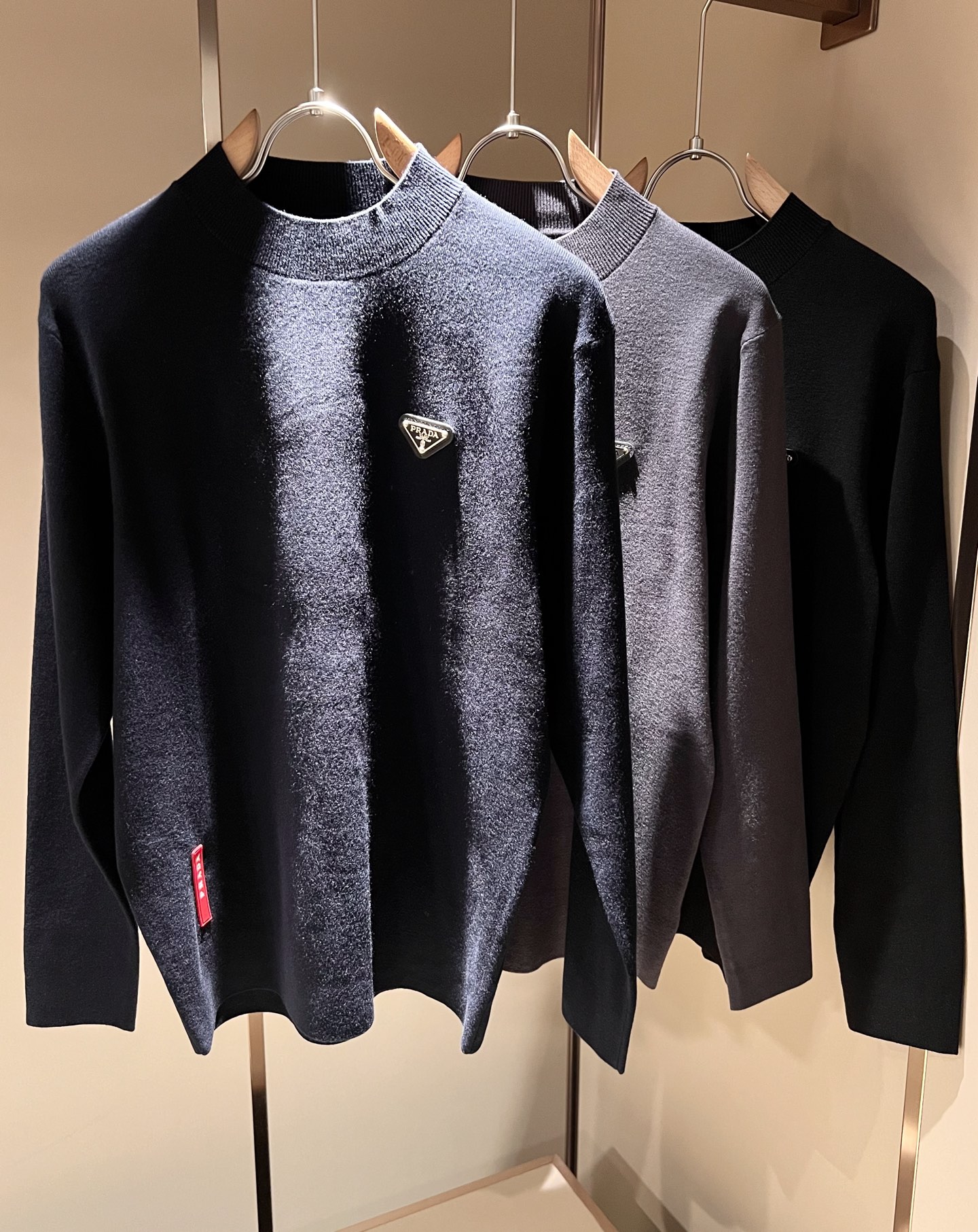 NO:570883,PRAD*A's new autumn and winter men's knitted woolen sweaters, the latest model is available exclusively on the entire network!  !  ~It is both classic and fashionable, who doesn’t love it? It shows the classic again, it is very eye-catching, and it has a low-luxury aura and recognition!  Pr*da's traditional brand concept and modern advanced technology are perfectly combined. Coupled with an extremely modern and simple design, Pr*da's exclusive three-dimensional logo pattern badge design!  Customized 100% imported wool fabric!  The texture of this model is quite impressive. You can tell the specifications and grades at your fingertips. The level of finesse and breathability are top-notch!  Size M-3XL,,prada,alexander wang19860909PRAD*A普*达秋冬新款男士针织羊毛衫,最新款全网独家首上！！~既经典有时尚百搭,谁不爱啊,将经典再次展现,非常的耐看,自带低奢光环与辨识度！Pr*da传统的品牌理念和现代化的先进技术进行了完美结合.加上极其现代摩登风范的简约设计,p家专属立体标识logo图案徽章设计！定制百分百进口羊毛面料！此款的质感相当感人 触手便知规格档次 细腻程度与透气效果堪称顶级！尺码M-3XL,,prada,alexander wang,Men's clothing