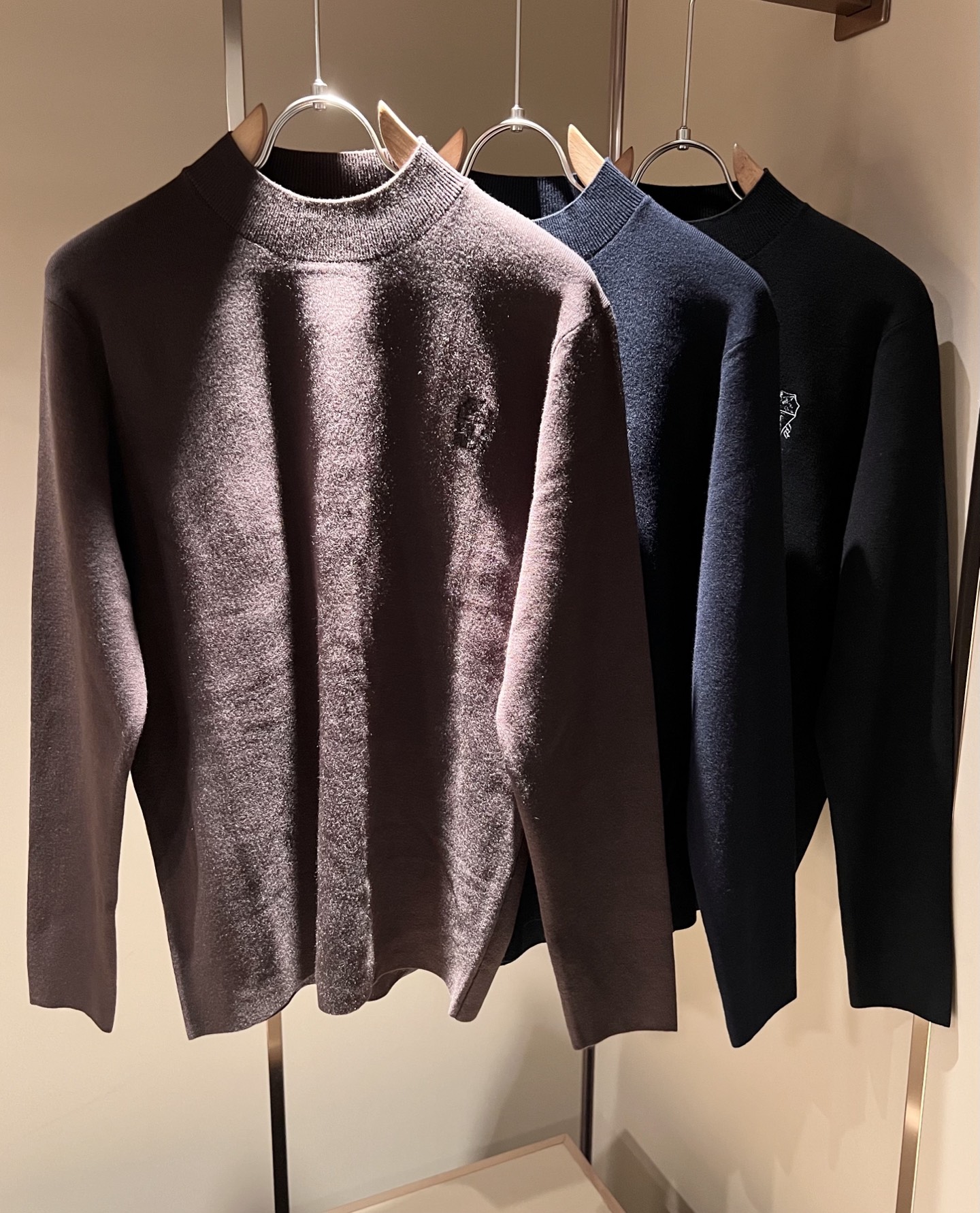 NO:570879,BC-Brunello Cucineli's new autumn and winter knitted woolen sweater, the latest fashion trend effect, fashionable new charm, elements and modern trendy high street style are integrated into the 'Tianguan work', a single product with full appearance. Knitted wool fabric is supplied to customers!  Chest embroidery logo design!  It feels smooth and delicate, and the breathability and comfort are impeccable. The simple and stylish design comes from the latest fashion methods, highlighting the avant-garde unique personality. A must-have item for fashionistas expressing the meticulous fashion atmosphere of the new season. Same style for men and women. Sizes M-3XL, brunello cucinelli, alexander wang19860909BC-Brunello Cucineli 秋冬新款针织羊毛衫,最新时尚潮流效果,时尚新韵味,元素及现代潮流的高街风格融合一起的“天官之作”,颜值十足的单品.客供针织羊毛面料！胸前刺绣logo图案设计！手感顺滑细腻,着身的透气舒适感无可挑剔.简约时尚的版型设计来源于潮流时尚的最新手法,彰显前卫独特个性.时尚达人的必备单品表达全新季度一丝不苟的时尚气息.男女同款.尺码M-3XL,,brunello cucinelli,alexander wang,Men's clothing