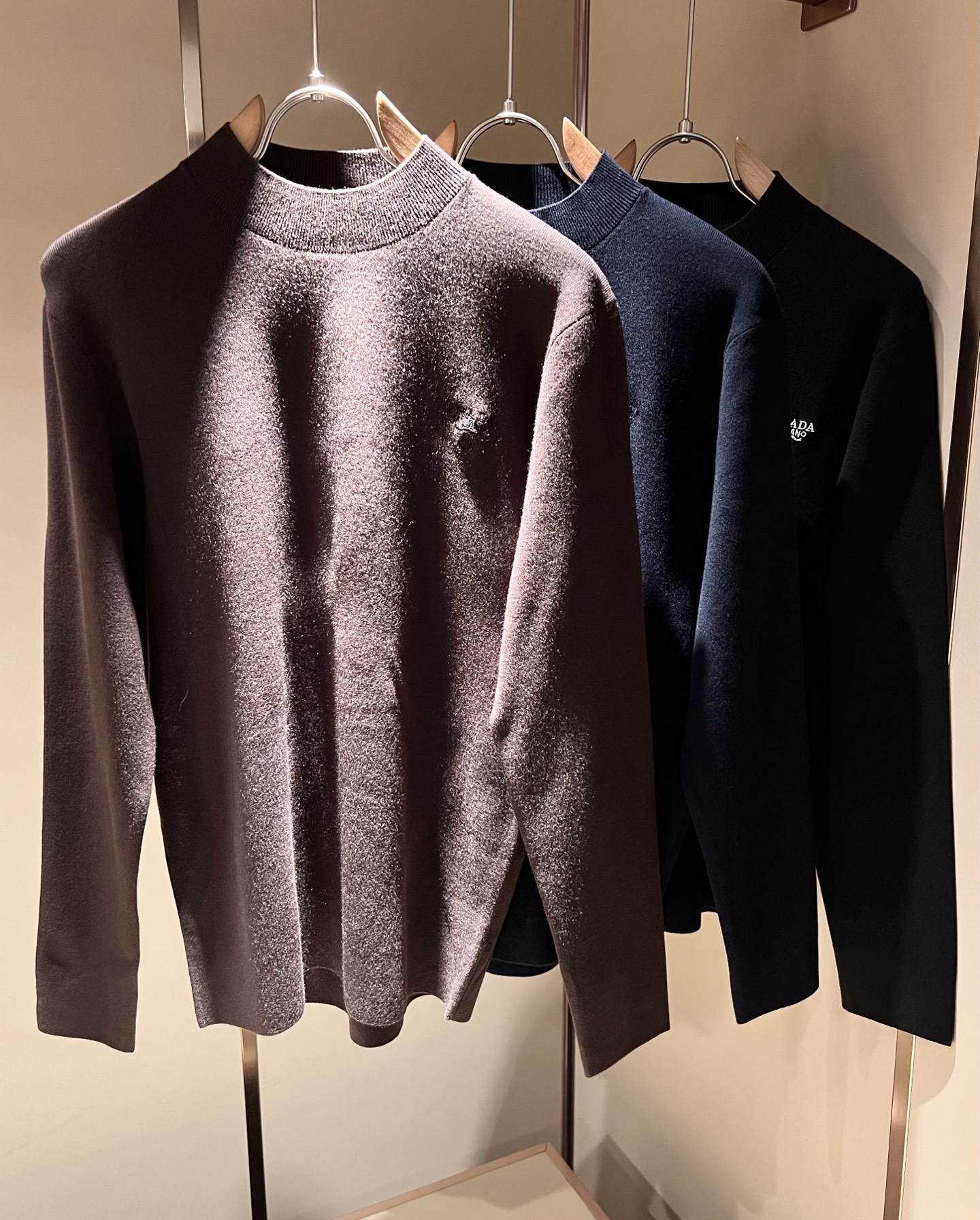 NO:570887,PRAD*A's new autumn and winter men's knitted woolen sweaters, the latest model is available exclusively on the entire network!  !  ~It is both classic and fashionable, who doesn’t love it? It shows the classic again, it is very eye-catching, and it has a low-luxury aura and recognition!  Pr*da's traditional brand concept and modern advanced technology are perfectly combined. Coupled with an extremely modern and simple design, P's exclusive three-dimensional logo pattern embroidery design!  Customized 100% imported wool fabric!  The texture of this model is quite impressive. You can tell the specifications and grades at your fingertips. The level of finesse and breathability are top-notch!  Size M-3XL,,prada,alexander wang19860909PRAD*A普*达秋冬新款男士针织羊毛衫,最新款全网独家首上！！~既经典有时尚百搭,谁不爱啊,将经典再次展现,非常的耐看,自带低奢光环与辨识度！Pr*da传统的品牌理念和现代化的先进技术进行了完美结合.加上极其现代摩登风范的简约设计,p家专属立体标识logo图案刺绣设计！定制百分百进口羊毛面料！此款的质感相当感人 触手便知规格档次 细腻程度与透气效果堪称顶级！尺码M-3XL,,prada,alexander wang,Men's clothing