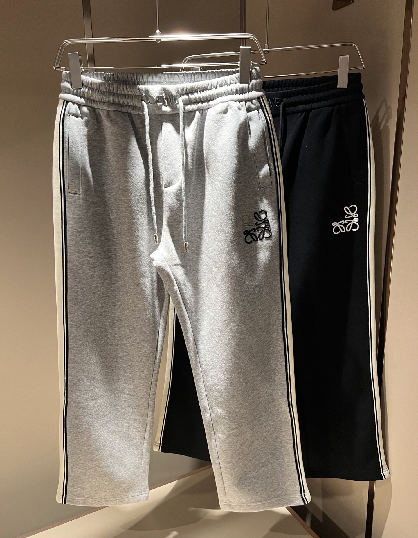 NO:570921,LO*WE/Luo*wei's new autumn and winter men's fashion high-end casual trousers, Hong Kong foreign company channel products, original Japanese factory production, pure blood quality, perfectly inherit the essence and genes of the LOE* family, from the main fabric to the detailed craftsmanship, all demonstrate the quality of the ingenuity, using multiple brand elements to interpret, embroidered logo design on the trouser legs!  A soulful expression of identity!  We provide customers with high-grade imported pure cotton fabrics, very high-end and fashionable detailed craftsmanship, and the red ear cloth is made by a specific antique loom. This element represents the identity and rank of the jeans, which is worth savoring!  In terms of matching, it is invincible. It interprets the versatility in place, the details are exquisite, the accessories are all supplied by foreign merchants, the tailoring is fit and slim, and the upper body butt lifting effect is excellent. It is a styling item that can only be found but not sought after!  Size M-3XL,,loewe,jeans,alexander wang19860909LO*WE/罗*威秋冬新品男士时装款高端休闲裤,香港洋行渠道货,日本原厂出品,纯血统品质,完美延续了LOE*家的精髓与基因,从主体面料到细节工艺,无不彰显出品质的匠心所在,运用多个品牌元素标识来诠释,裤腿刺绣logo设计！属于灵魂式的身份彰显！客供高级进口纯棉面料,非常高级且时髦的细节工艺,赤耳布是由特定古董织布机完成,此元素代表着牛仔裤的身份及段位,非常值得细品悦人！在搭配上所向无敌,把百搭阐释到位,细节匠心考究,辅料皆为外商客供,剪裁合体修身,上身提臀效果绝佳,可遇而不可求的造型单品！尺码M-3XL,,loewe,jeans,alexander wang,Men's clothing