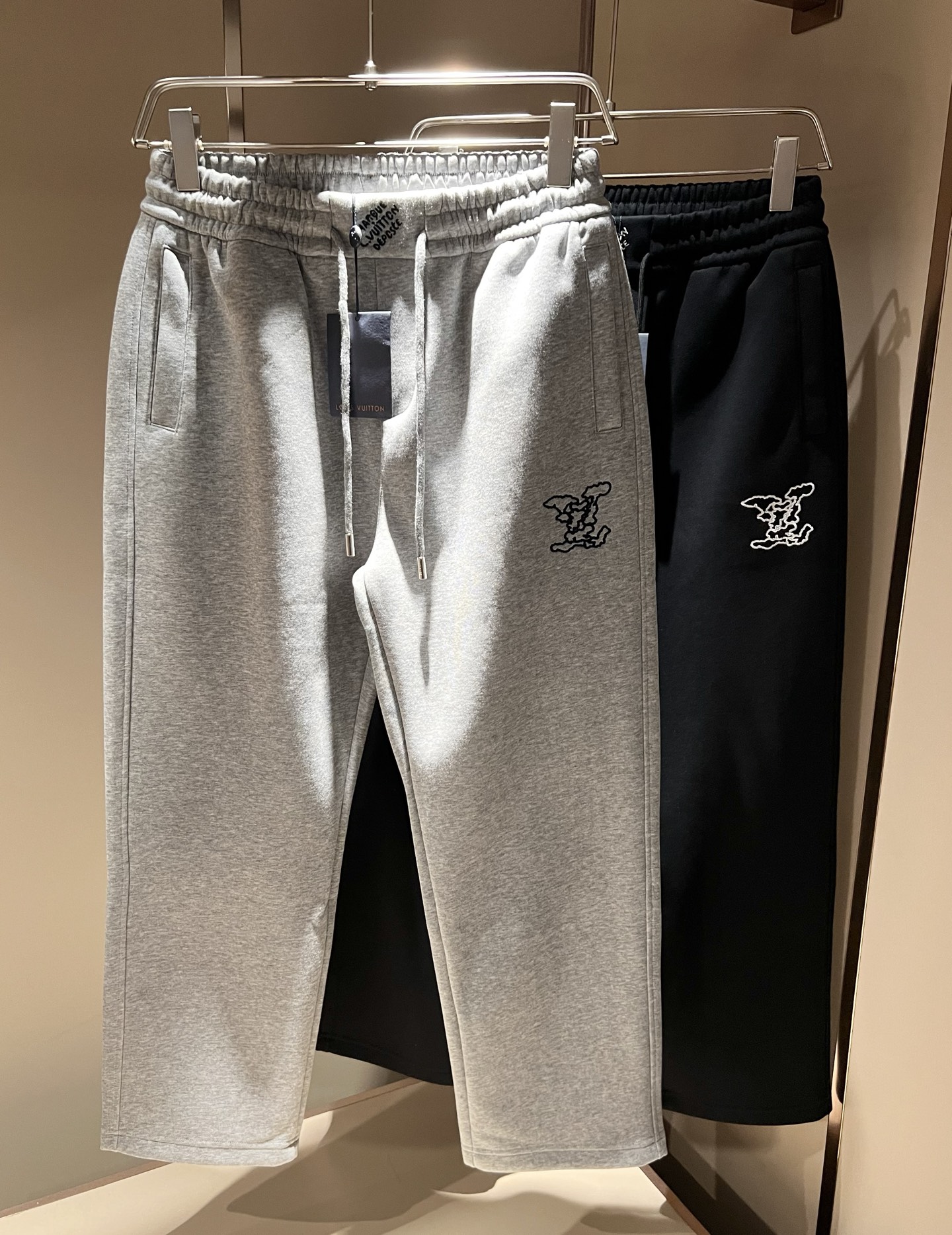 NO:570920,Louls**Vultt*n Louis*den new autumn and winter elastic waist casual pants!  Front and rear logo embroidery decoration!  Sewn with double pressure lines, the degree of splitting reaches the highest level. The customized pure cotton fabric is smooth and supple with excellent drape. It is very comfortable and skin-friendly when worn by the human body. Durable. No-iron anti-wrinkle series. It has high breathability. It undergoes high-temperature heat shrinkage process before cutting. The pressure line process also interprets fashion. In terms of technology, a special machine is used to press the trouser waist line, and the high-elastic elastic waist drawstring is fashionable and connotative!  You deserve it. Good stuff is rare!  Size M-3XL,,louis vuitton,alexander wang19860909Louls**Vultt*n路易*登 秋冬新款松紧腰休闲裤 ！前后标识logo图案刺绣修饰！采用双压线缝制,劈裂度达到最高级别,定制纯棉面料光滑柔顺 垂顺感极佳 人体穿上去非常舒适亲肤 耐穿 免烫抗皱系列 透气性高,裁剪之前经过高温热缩工艺,压线工艺还诠释着时尚,工艺方面采用特种机裤腰压线专机压制,高弹力松紧腰抽绳 时尚有内涵！你值得拥有.好货难得！尺码M-3XL,,louis vuitton,alexander wang,Men's clothing