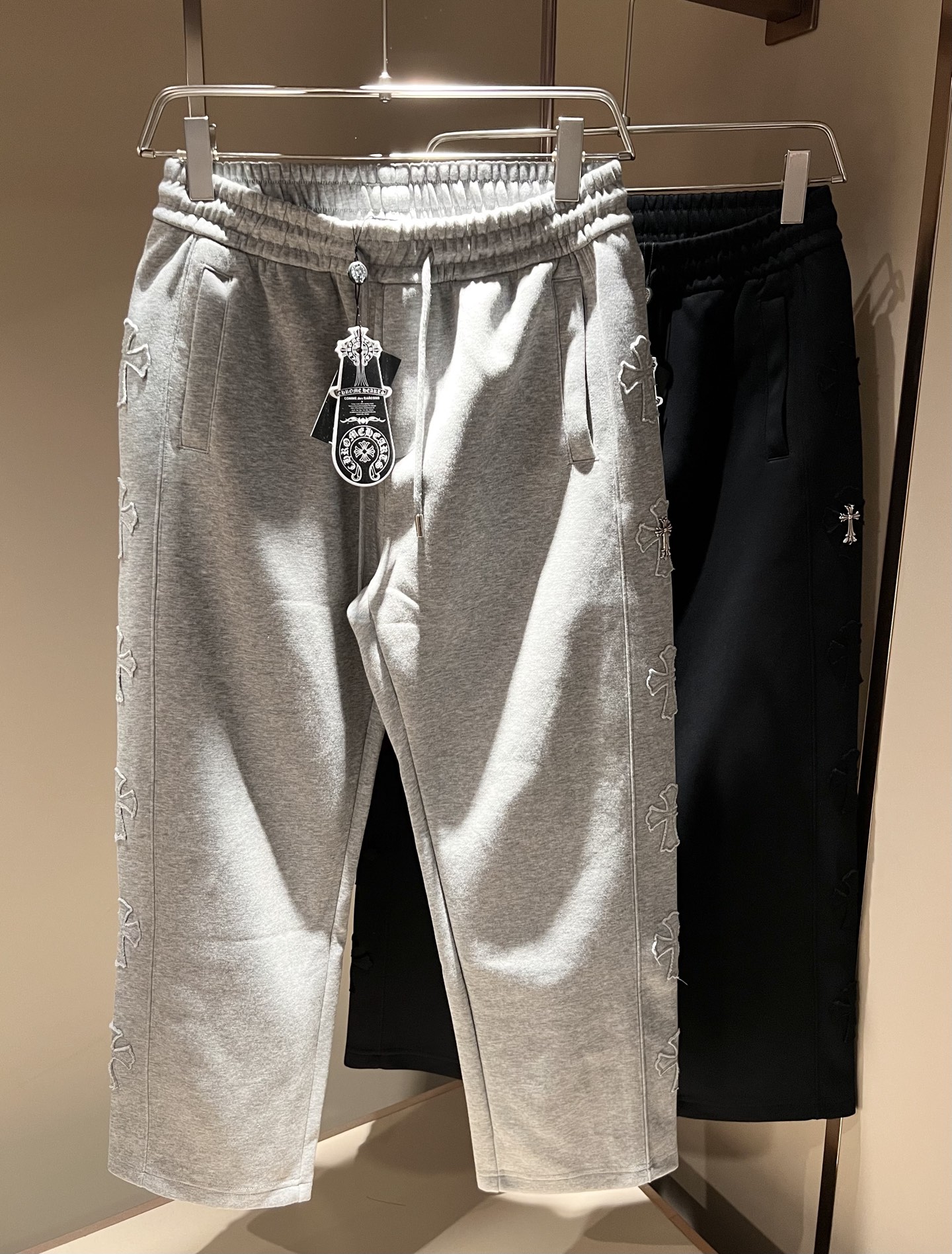 NO:570917,Chrome hear*s grams * heart new autumn and winter casual pants!  The same casual pants for men and women that you recognize from the bottom of your heart, and become more rare as time goes by, the trendy king of the high street, that is the trendy brand chrome  hear*s conquers your heart. To be honest, wearing Crocodile is very trendy, that is, it is trendy. There is no words to say that it is popular on the street. Made of custom-made original pure cotton material, the fabric has a unique feel. This kind of comfort is worn on the body, and the upper body is really not picky. The casual and unrestrained taste is particularly sufficient, which enhances the sense of fashion and appearance, and this type of pants is particularly easy to match with various types of shoes. Where is the recognition? The logo hardware design on the trouser leg pockets!  Heavy customization!  Tough enough, not easy to wear, the details and craftsmanship are in place. Sizes M-3XL,,chrome hearts,chrome hearts,alexander wang19860909Chrome hear*s克*心 秋冬新款休闲裤！男女同款一款让你从心底认可的休闲裤,并且经过时间的推移而让你更加珍稀,潮流的高街之王,那就是潮牌chrome hear*s克*心,穿克罗心的实话讲很潮了,那就是潮爆了,潮爆街头没话说.定制原版纯棉材质制成,面料手感一绝,这种舒适感穿在身上,上身真心不挑人,休闲潇洒的味道特别足,提升时尚感和颜值,并且这样的裤型特别好搭配各种类型的鞋子.辨识度就在哪里,裤腿口袋logo五金搭配设计！重工定制！韧性足,不易磨损,细节工艺非常到位.尺码M-3XL,,chrome hearts,chrome hearts,alexander wang,Men's clothing