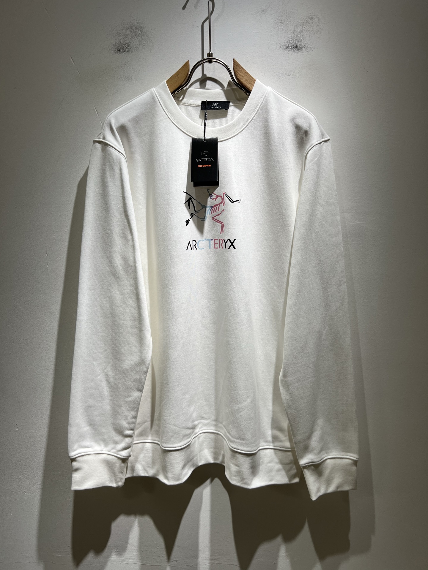 NO:570882,ARCTER *  In addition to its considerable attainments in style design, the most obvious or most proficient thing is that it has deeper and unique insights and attainments in fabrics. Through continuous structural research and problem solving, it is characterized by unique research on fabrics. These alone are enough to support it to become one of the leading new logo brand images in the clothing manufacturing industry. This model is made of pure cotton!  The fabric is carefully blended with pure cotton, and feels smooth and soft, with both natural beauty and comfort. The large-body cut is simple and clean, and the fabric shows a different hazy structural beauty. It is exclusively customized through mold opening. The fabric tests the skills of the workers and can be smooth, compliant and wrinkle-free!  Front and rear logo pattern laminated design!  It really tests the handicrafts of each master!  It makes the whole thing clean and tidy, without leaving a trace of thread. Nowadays, men who are pursuing life are also more refined in their lives!  Size M-2XL,arc'teryx,hoodie,sweatshirts,alexander wang19860909ARCTER*X始*祖鸟 秋冬新款男女同款休闲卫衣,户外品牌可能大家第一想到的就是加拿大鹅、始祖鸟.给人一种标签试的感觉！除了在款式设计上颇有造诣之外,最明显或者说最为拿手的,应该就是在面料上的拥有更深独特见解跟造诣了.通过不断地结构研究和问题处理,在以面料独特研究为特征,仅凭这些就已经足以支撑其成为服装制造行业中,首屈可数的新标志品牌形象.此款采用纯棉材质！通过精工混纺纯棉之后的面料,手感细滑柔软,同时兼具自然美感跟舒适度.大身上版型裁剪简洁干净,面料上显现出了不一样朦胧的结构性美感来.独家开模定制而成,面料及其考验工人的技术,能做到平整服帖又不起皱！前后logo图案压胶设计！真的是很考验每位师傅的手工制作！使得整体干净利索,不留一丝线头.现在对于生活有所追求的男性也在生活中更为精致！尺码M-2XL,arc'teryx,hoodie,sweatshirts,alexander wang,Men's clothing