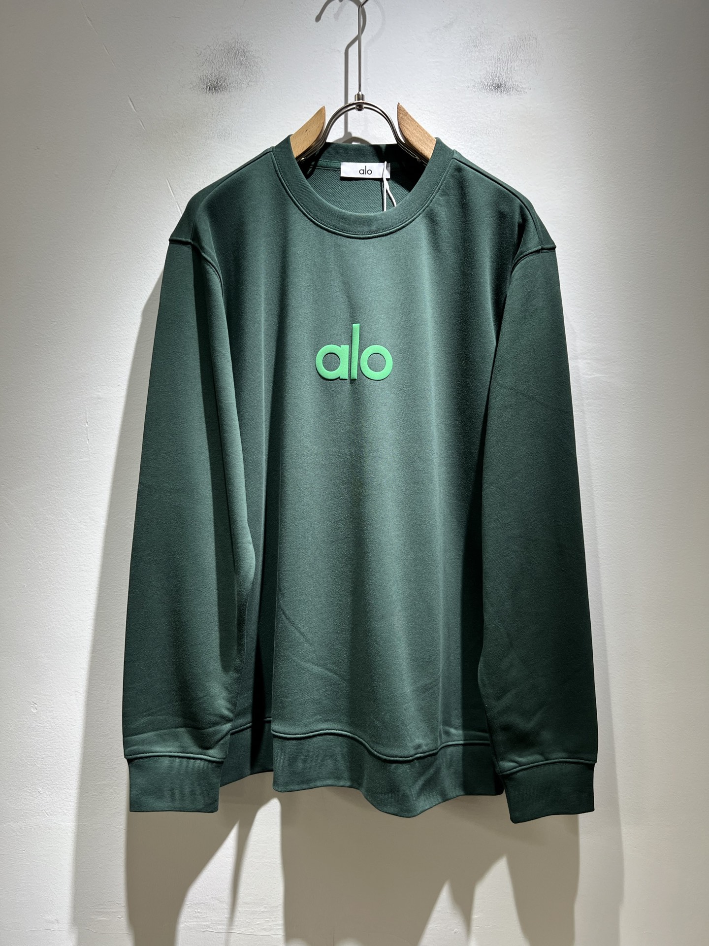 NO:570880,Alo's new autumn and winter series of items are online, a very fashionable and avant-garde sweatshirt for men and women, decorated with logo pattern printing!  It is different from the past and declares the design concept that the brand has inherited for many years!  Its eye-catching appeal is no less than any classic style, perfectly presenting the sense of fashion, high-end and luxury to the world!  It is made of imported 100% cotton material supplied by customers. It is a selection of high-quality pure cotton fabrics. It feels soft, waxy and delicate to the skin. The actual product will definitely exceed your imagination. It is extremely comfortable and breathable. Even if you sweat profusely, you will not feel greasy or stuffy. It maximizes sweat wicking and moisture absorption!  Size M-2XL,,hoodie,sweatshirts,alexander wang19860909Alo秋冬全新系列单品上线,非常时髦前卫的一款男女同款卫衣,标识logo图案印花修饰！区别于以往的不同,宣示品牌传承多年的设计理念！其吸睛度完全不亚于任何经典款式,将时髦高级感与奢华感完美呈现在世人眼前！客供进口全棉材质制成,精选优质纯棉面料,触感软糯亲肤细腻,实物到手绝对超乎你的想象,贴身无比舒适透气,即便是汗流浃背也不会有腻身及闷热感可言,将排汗吸湿性发挥到了极致！尺码M-2XL,,hoodie,sweatshirts,alexander wang,Men's clothing