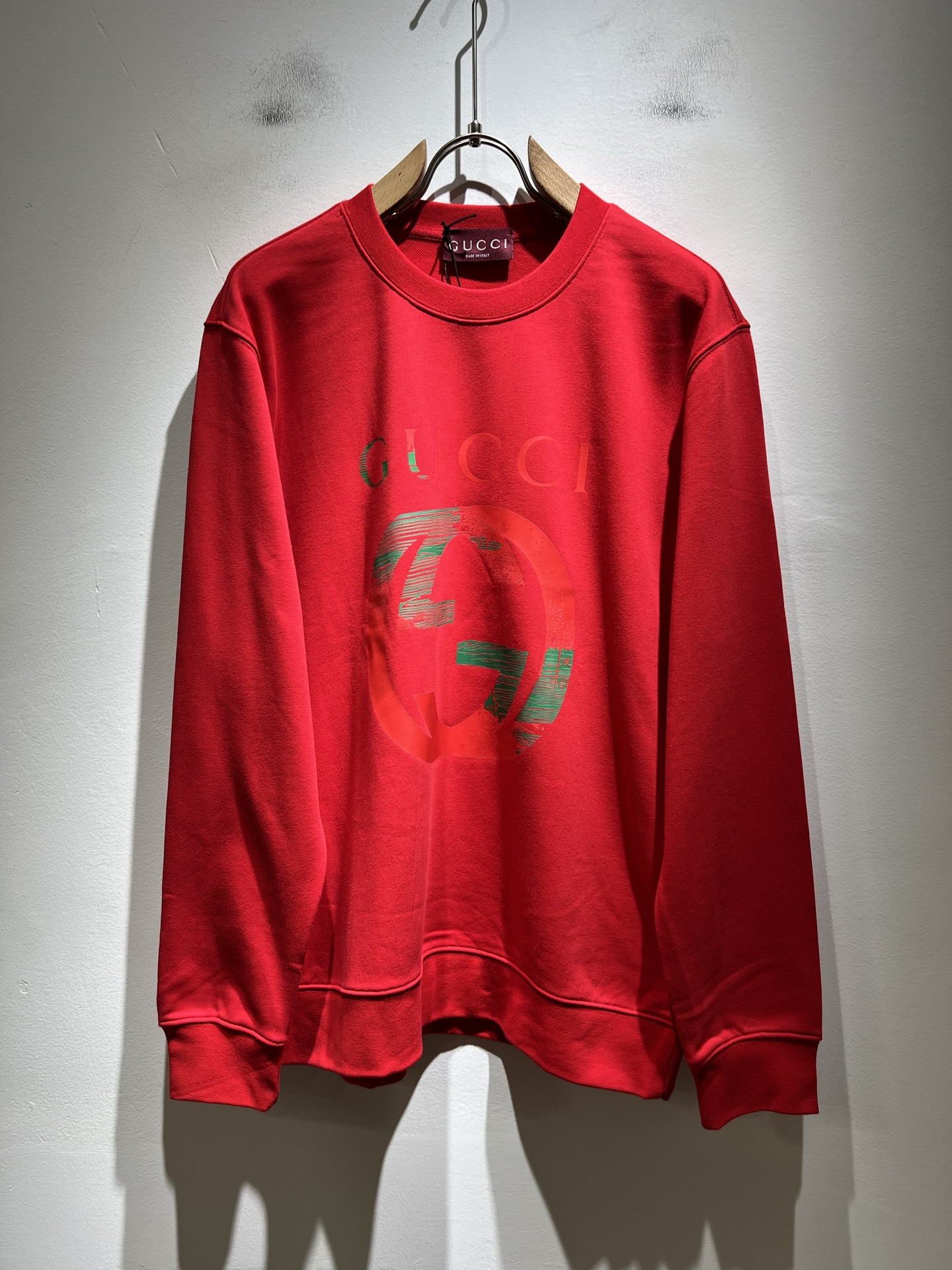 NO:570874,Gucc* Gujia’s latest autumn and winter series of basic round neck sweatshirts for men and women, the same style for men and women!  Trading company channels are rare and available on the official website simultaneously!  New fashion element design!  Front and rear logo element printing design!  Injecting full vitality into the new series, this sweatshirt is made of carefully selected imported cotton fabrics. The fabric feels soft and delicate against the skin, and has an extremely comfortable and breathable wearing experience. The whole piece is very eye-catching and fashionable, and is deeply loved by today's young people!  Basic loose round neck cut, unisex style regardless of age and gender, suitable for matching all styles and looks you need in daily life!  It is recommended to wear couple outfits when going out on the street, it will be more eye-catching!  Size: M-2XL,,gucci,gucci,hoodie,sweatshirts,alexander wang19860909Gucc*古家秋冬最新系列基础圆领男女同款卫衣,男女同款！贸易公司渠道稀出,同步官网发售 ！ 新时尚元素设计！前后logo元素印花设计！为全新系列注入满满活力,这款卫衣用心甄选客供进口棉面料制成,面料手感亲肤柔软细腻,拥有着无比舒适透气性的穿着体验,整件单品极具吸睛度与时尚感,深受当下年轻人的喜爱！基础宽松的圆领版型裁剪,不分年龄与性别的中性款式,适合搭配你日常所需的所有风格与造型！建议搭配情侣装出街会更为养眼出色！尺码:M-2XL,,gucci,gucci,hoodie,sweatshirts,alexander wang,Men's clothing