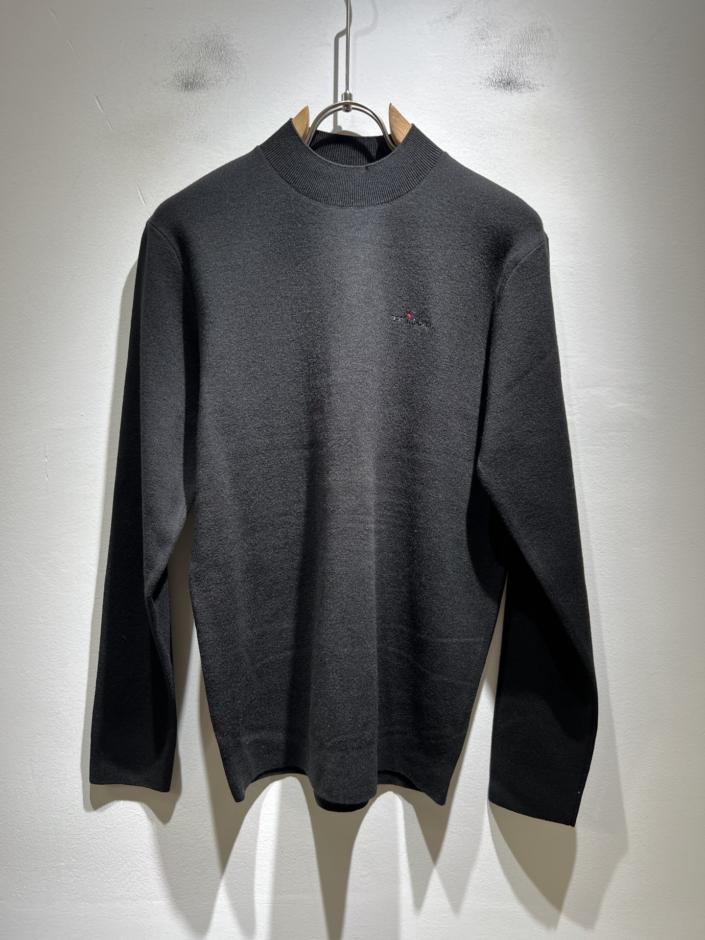 NO:570884,Kiton's new autumn and winter men's casual jacket, made of imported high-quality wool sweaters, with simple LOGO logo embroidery design!  Representing the brand image, simple and comfortable style, even and full lines, exquisite and delicate, high-end and luxurious upper body. Simple style is more diversified to wear. Fashionable tailoring, simple plain men's short-sleeved T-shirt, a T-shirt that every man should buy. Sizes M-3XL,, jackets & coats, T-shirt, tees, t-shirt, alexander wang19860909Kiton 秋冬新款男士休闲夹克,采用进口优质羊毛衫,简单LOGO标识刺绣设计！代表品牌形象 简洁舒适的款式,线条感粗细均匀饱满,精致细腻,上身高端又奢华.简约的款式穿搭起来更加的多样化.剪裁时尚版型,简约式素色男士短袖短袖T恤,每一个男士都应该入手的T恤.尺码M-3XL,,jackets & coats,T-shirt,tees，t-shirt,alexander wang,Men's clothing