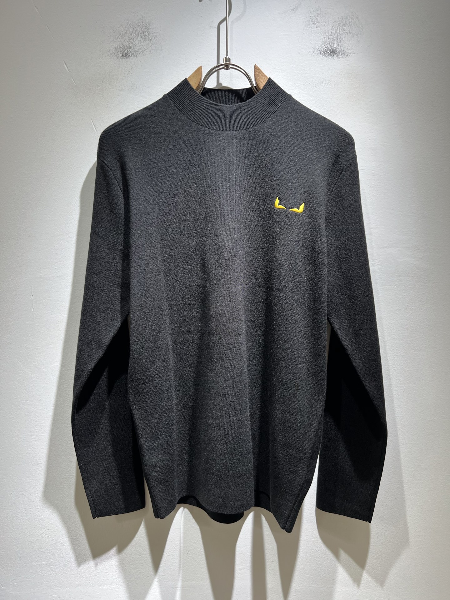 NO:570888,FEN*I Fen*di's new fall and winter FD family knitted sweater for men and women, which is versatile for both men and women. Original order from Italy, a popular item of the FD family, a representative and full-scale boutique, a boutique worth buying for all FD fans!  Pure Italian channel orders, the FD family's high-end and popular products, very popular items at the moment, high-end goods worth keeping for yourself and giving away!  The most classic BUGS series style items of the FD family are trendy and beautiful, full of trendy atmosphere, extremely high-grade and standard, and adopt the very classic FF logo embroidery design!  It gives people a very strong visual impact, has a high degree of recognition, and is a top-notch exclusive wool fabric!  Made of soft, delicate and comfortable touch, the appearance is quite high-end and classy!  It perfectly interprets the charm of the brand and leaves a deep impression on people. It is more fashionable and charming, the upper body is generous and fashionable, and there is no pressure to wear it!  Wear it alone or paired with it, it’s a beautiful sight that can’t be ignored!  Size M-3XL,,fendi,dior,alexander wang19860909FEN*I 芬*迪 秋冬新款FD家族男女同款针织羊毛衫,男女同款百搭.意大利原厂订单,FD家族人气单品,代表性十足,规格感十足的精品,所有FD粉丝都值得抢购的精品！纯正意代渠道订单,FD家族的高奢人气爆款产物,当下十分火爆的单品,值得自留和送人的高端货！FD家族最为经典的BUGS系列款式单品,新潮又好看,潮流气息感十足,档次规格感极高,并且采用十分经典的FF标志logo刺绣设计！给人的视觉冲击感相当强烈,有着极高的辨识度,顶级专属羊毛面料！打造,触感柔软细腻舒适,品相相当高级有档次！完美诠释品牌魅力,给人留下深刻印象.更具时尚与韵味,上身大方时尚,对于穿搭更是毫无压力！单穿内搭都极有味道,不可忽视的靓丽风景线！ 尺码M-3XL,,fendi,dior,alexander wang,Men's clothing