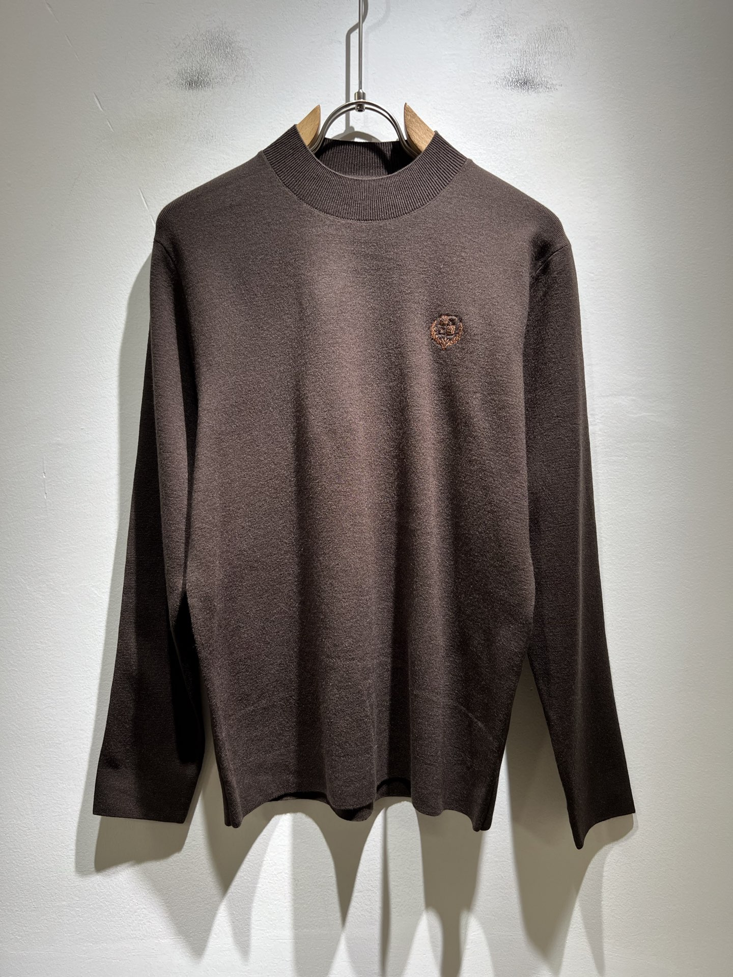 NO:570886,Loro Piana's latest trade order knitted woolen sweaters for men in fall and winter, all in good condition!  !  The upper body is comfortable and breathable, not stiff, and the overall body has a rich three-dimensional sense. Quality export order, logo embroidery design on the chest!  The tailoring of the exclusive knitted wool fabric meets the simple needs of commuters. The upper body effect is very good, slimming, and not picky about the figure. The workmanship of the fabric... is impeccable. Only good craftsmanship and good fabrics can make you wear a good taste. It is a must-have item for everyone!  Size M-3XL,,loro piana,alexander wang19860909Loro Piana诺悠翩雅 秋冬男士最新的贸易订单针织羊毛衫,全品相！！上身舒适透气,不僵硬,整体有着丰富的立体感,品质出口订单,胸前logo图案刺绣设计！定制专属针织羊毛面料剪裁,满足通勤人们对于着装的简约需求,上身效果很好,显瘦,不挑剔身材.面料做工....无可挑剔,好工艺好面料才能穿出好品味一款,人手必备单品！尺码M-3XL,,loro piana,alexander wang,Men's clothing