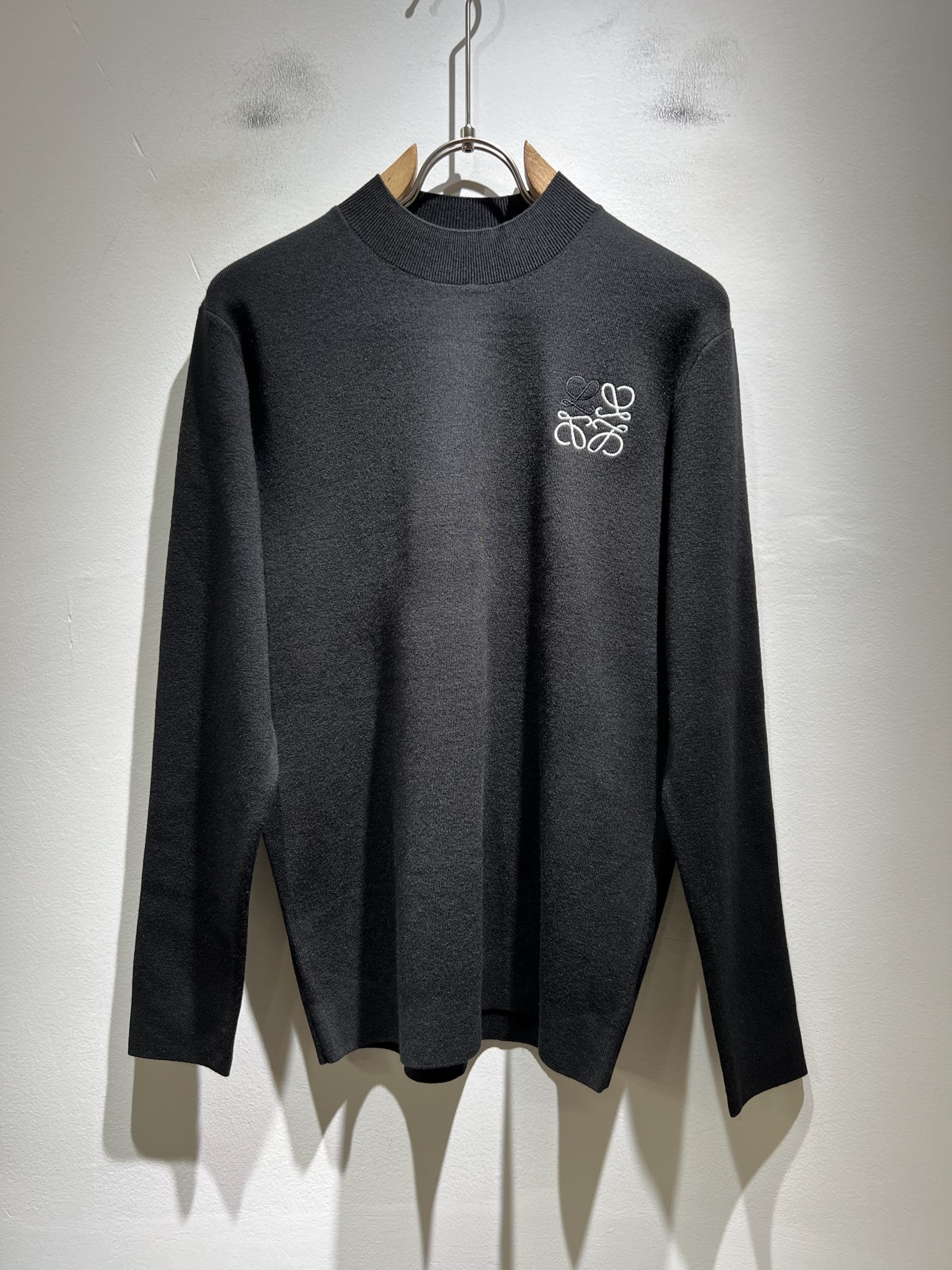 NO:570890,LO*WE/LUO*WE's new autumn and winter knitted sweaters of the same style for men and women, available from trading company channels, the latest products of the year, sold simultaneously in official counters, classic star-level items!  LO*WE's leather goods have the highest say in the entire fashion circle. The brand value is very influential and has a century-old historical and cultural heritage. It is a brand used by the royal family and nobles. Its exquisite craftsmanship and design have subverted modern aesthetics!  The overall design is in line with the aesthetic design of the LOE family, using classic brand elements, perfectly inheriting the essence and genes of the LOE family, and designing the logo and pattern embroidery design!  The vision is quite exquisite and beautiful, highlighting the brand characteristics, highly recognizable and very fashionable. The overall design interprets minimalism to the extreme, simple and elegant!  We supply high-end materials imported from Egypt and select high-end knitted wool fabrics!  Extremely luxurious and special materials, the fabric properties are all excellent, the tactile experience is self-evident, the ultimate luxury enjoyment!  The appearance is perfect, and the details are exquisite and elegant. It not only reduces age but also highlights the fashionable temperament. The upper body is full of temperament. The color matching is quite in line with the needs of matching seasons. It has a high degree of control and mix-matching. It has no age limit and has an excellent sense of style!  Size M-3XL,,loewe,alexander wang19860909LO*WE/罗*威秋冬新款男女同款针织羊毛衫,贸易公司渠道货,年最新品,官柜同步售卖,经典明星级单品！LO*WE家的皮具单品在整个时装圈最有极高的的发言权,品牌价值影响力颇高,有着百年历史文化底蕴,皇室御贵族御用品牌,其精湛的手工艺及设计感颠覆了现代审美！整体的设计符合LOE家美学设计,运用了经典的品牌元素,完美沿袭了LOE家的精髓与基因,设计logo标识图案刺绣设计！视觉颇为精致美观,彰显了品牌特质,辨识度极高且极具时髦感,整体的设计将极简主义阐释到极致,简约而大方！客供埃及进口高级物料,甄选高端针织羊毛面料！极为奢华特殊的材质,面料属性皆为上乘,触感体验不言而喻,奢华极致享受！品相完美如斯,细节处处精致考究,即减龄又凸显了时髦气质感,上身满满的气质感,配色相当符合搭配季节需求,驾驭度混搭性极高,无关年龄界定,造型感极佳的一款单品！尺码M-3XL,,loewe,alexander wang,Men's clothing