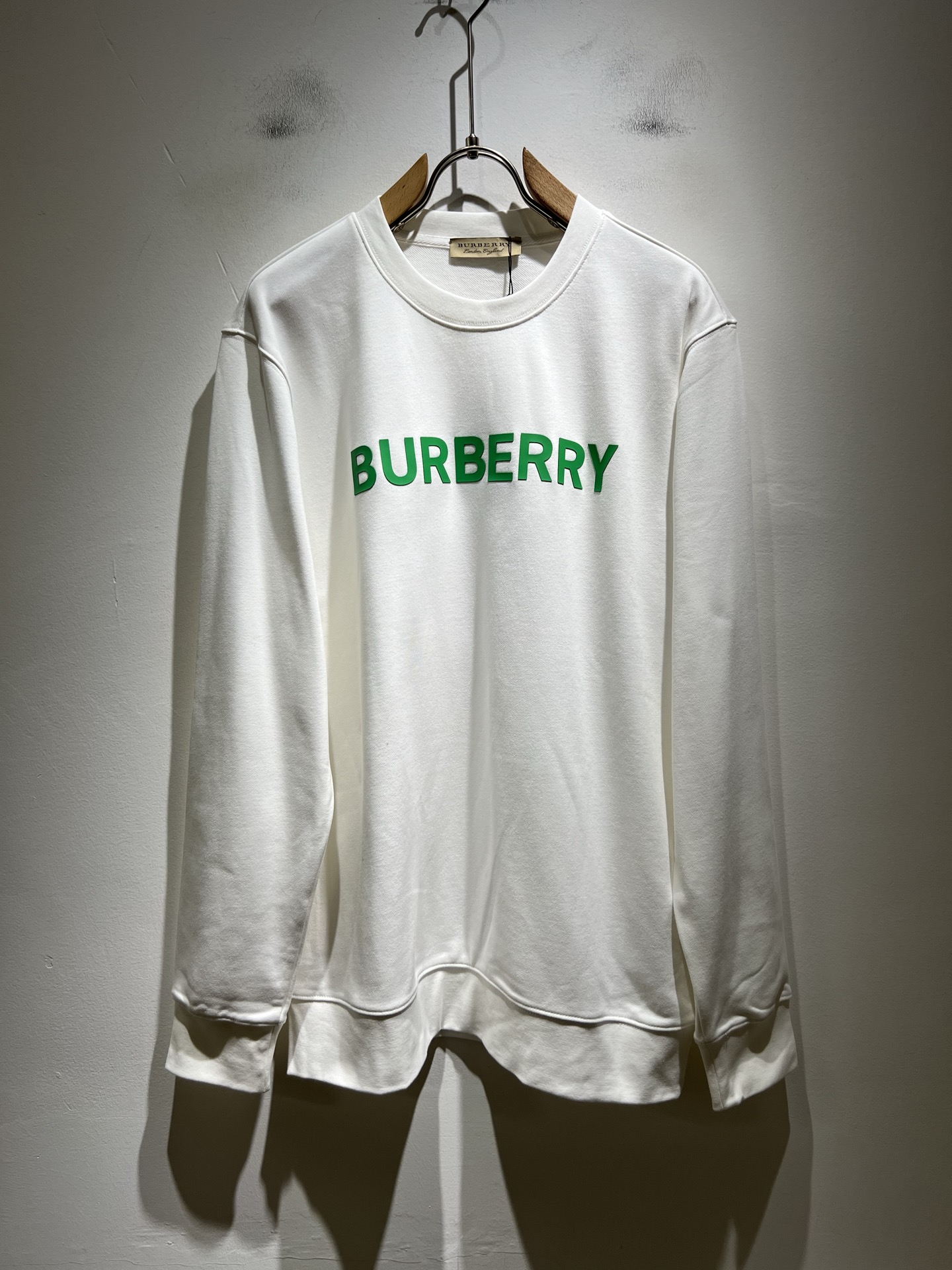 NO:570891,BURBER*Y's new autumn and winter basic casual and versatile cotton round-neck sweatshirts for men and women, same-style sweatshirts for men and women!  Trading company channels are rare and available on the official website simultaneously!  The body is embossed with letters and logos!  With a refreshing and clean feeling!  This T-shirt is made of imported pure cotton materials supplied by customers. B’s materials are still impeccable. It is light, soft and delicate to the touch, skin-friendly and breathable, giving you the most comfortable wearing experience!  It blends perfectly with the fabric and has no gummy feel!  Basic and regular cut, perfect for daily casual wear, don’t rush to get it!  Size M-2XL,,burberry,hoodie,sweatshirts,tees,t-shirt,alexander wang19860909BURBER*Y巴*莉 秋冬新款男女同款基础休闲百搭棉质圆领卫衣,男女同款卫衣！贸易公司渠道稀出,同步官网发售！衣身字母logo压胶设计！带有一种清爽又干净的感觉！此款T恤衫甄选客供进口纯棉材质制作而成,B家的用料上依然是无法挑剔的,轻薄柔软细腻的手感,亲肤透气、给你最极致舒爽的穿着体验！与面料完美融合为一体,没有胶质感！基础常规的版型裁剪,日常休闲着穿的完美之选,还不赶紧入手！尺码M-2XL,,burberry,hoodie,sweatshirts,tees，t-shirt,alexander wang,Men's clothing