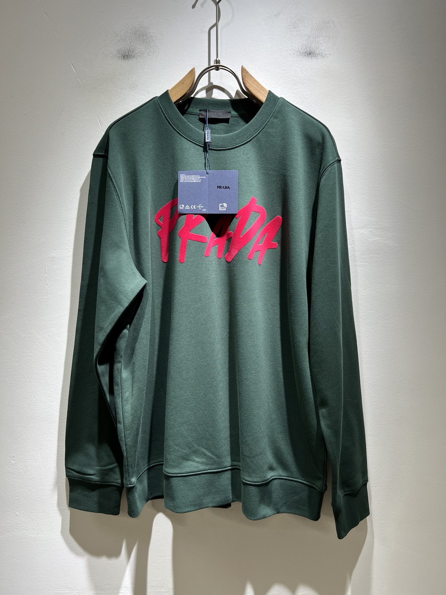 NO:570889,PRAD*A's new autumn and winter long-sleeved sweatshirts for men and women, the latest style is exclusively available online!  !  ~It is both classic and fashionable, who doesn’t love it? It shows the classic again, it is very eye-catching, and it has a low-luxury aura and recognition!  Pr*da's traditional brand concept and modern advanced technology are perfectly combined. Coupled with an extremely modern and simple design, Pr*da's exclusive three-dimensional logo pattern velvet design!  Customized fabrics made of 100% imported pure cotton!  The texture of this model is quite impressive. You can tell the specifications and grades at your fingertips. The level of finesse and breathability are top-notch!  Size M-2XL,,prada,hoodie,sweatshirts,alexander wang19860909PRAD*A普*达秋冬新款男女同款长袖卫衣,最新款全网独家首上！！~既经典有时尚百搭,谁不爱啊,将经典再次展现,非常的耐看,自带低奢光环与辨识度！Pr*da传统的品牌理念和现代化的先进技术进行了完美结合.加上极其现代摩登风范的简约设计,p家专属立体logo图案压绒设计！定制百分百进口纯棉的面料！此款的质感相当感人 触手便知规格档次 细腻程度与透气效果堪称顶级！尺码M-2XL,,prada,hoodie,sweatshirts,alexander wang,Men's clothing