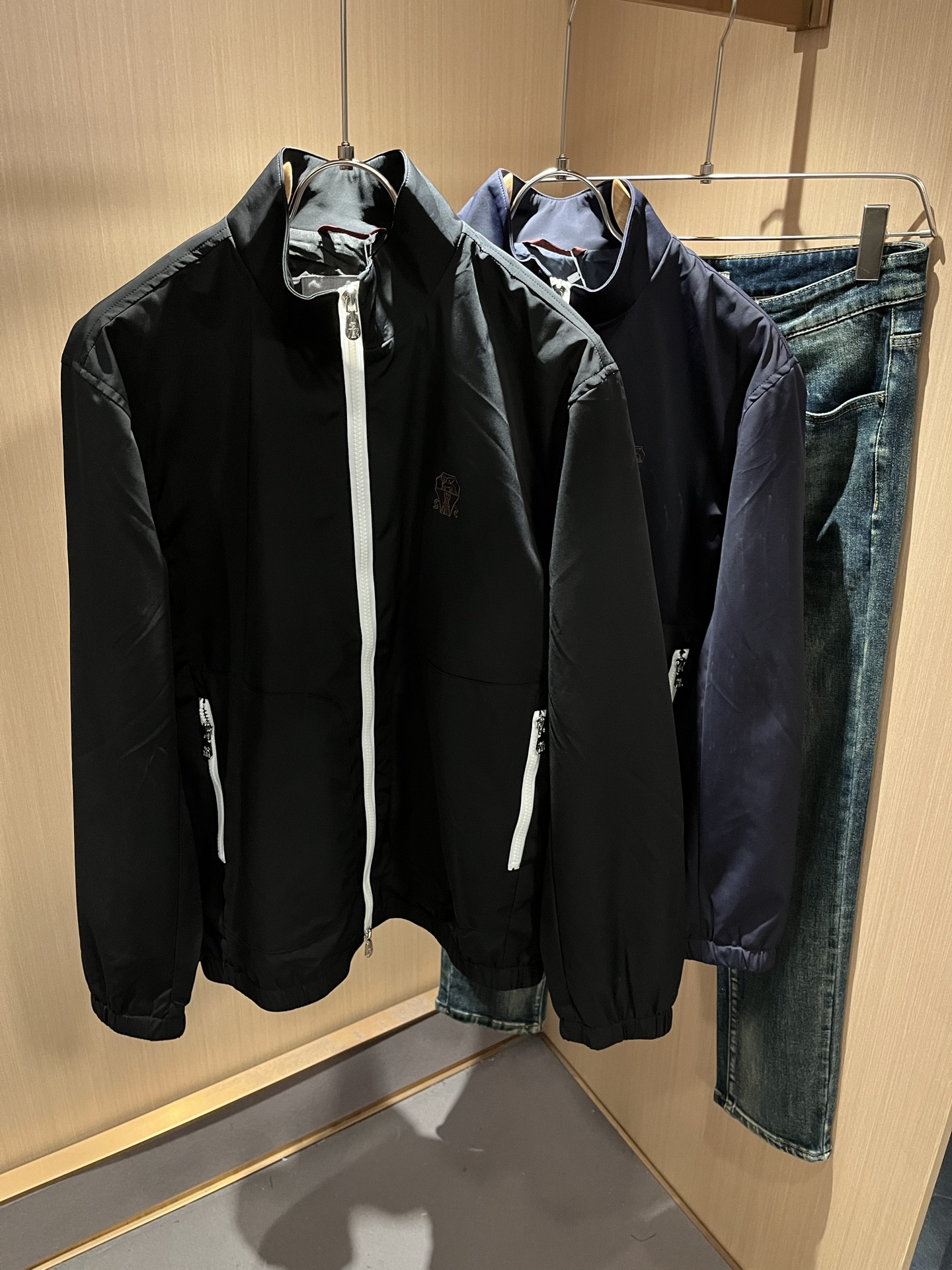 NO:571788,BC-Brunello Cucineli 2025 new autumn and winter men's jacket, a fashionable and versatile item that many celebrities love to wear!  Logo embroidery design on the body!  The LOGO hardware zipper is super nice. Friends who like classic simplicity must not miss this one!  The calm and elegant brand style has always been favored by the upper class! It is also the best choice for fashion items!  The upper body is so handsome, highly recommended!  !  !  The biggest attraction of this piece is not only the added value of the brand itself, but also the high cost-effectiveness of the material!  Customized original exclusive polyester fiber material design!  Make sure that the pattern is crisp, concise and not complicated, and it is very attractive!  Size M-3XL,,brunello cucinelli,jackets & coats,jackets & coats,alexander wang19860909BC-Brunello Cucineli 2025秋冬新款男士夹克外套,众多明星都爱穿的时尚百搭单品！衣身logo图案刺绣设计！LOGO五金拉链超级好看,喜欢经典简约的朋友,一定不能错过了这款！沉稳大气的品牌风格一直以来备受上层人士的青睐!也是时尚单品的不二之选！ 上身帅到爆了,强烈推荐！！！这件最大的吸引力除了他本身的品牌附加值,更加肯定的材质上都有很高的性价比！ 定制原版专属聚酯纤维材质设计！确保版型的挺括,精简不繁,很是耐看！码数M-3XL,,brunello cucinelli,jackets & coats,jackets & coats,alexander wang,Men's clothing