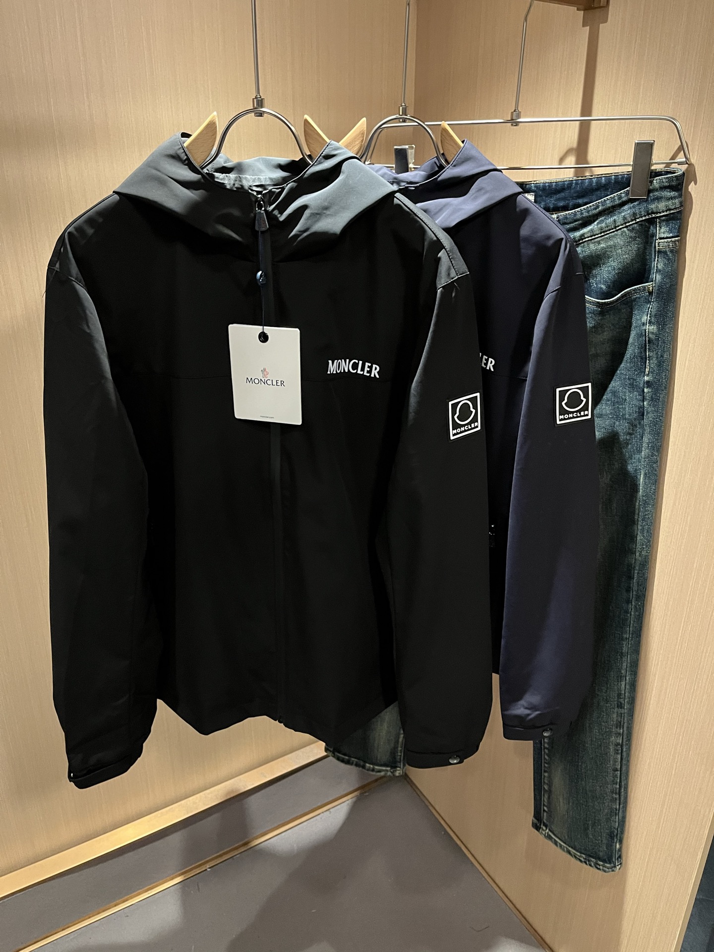 NO:571770,Monc*ler Meng*Mou 2025 autumn and winter classic jacket, urban fashion and casual style!  Super soft fabric, handsome and popular jacket. Fashionable and urban versatile style, the upper body is breathable and fashionable. The specially supplied fabrics are all polyester fiber fabrics imported from the UK. They have a light luster, unique texture, soft and smooth feel, and excellent details. It is not a product that can be compared with ordinary fabrics. Logo badge design!  Very attractive design, inseam hemming process, customized original logo accessories design!  The details are in place. It gives outdoor users a full experience and perfect protection, bringing us closer to the challenges of nature. It has minimalist design elements of the season and a perfect slim fit. Highly recommended!  Size M-3XL,,jackets & coats,jackets & coats,alexander wang19860909Monc*ler蒙*口2025秋冬经典夹克外套,都市时尚休闲款！面料超软面料帅酷爆款夹克外套.时尚都市百搭款款,上身透气而且时尚靓丽,特供面料都是英国进口的聚酯纤维纤维面料,淡淡光泽,质感独特,手感柔嫩顺滑,细节出色 不是一般面料所能对比的产品.logo徽章设计！非常极具魅力的设计,内缝包边工艺,定制原版logo辅料设计！细节非常到位.给户外使用者充分的体验和完善的保护,让我们更接近大自然的挑战,极简当季的设计元素,完美修身版型,强烈推荐！尺码M-3XL,,jackets & coats,jackets & coats,alexander wang,Men's clothing