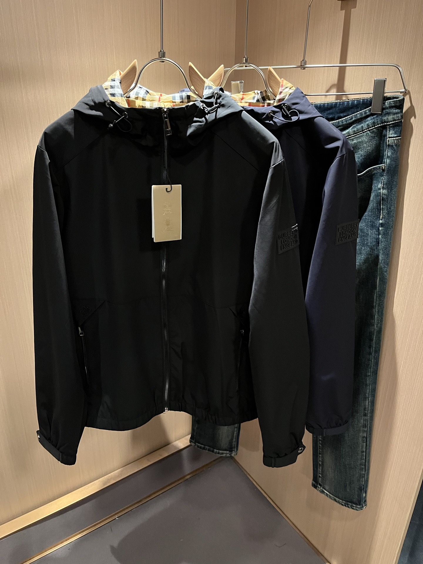 NO:572695,BURBER*Y's new autumn and winter jackets are here. Made of the recently popular environmentally friendly polyester fiber fabric, it is a high-end outdoor sports and leisure series. It is a very hot sports trend!  The latest special material developed by BUR, memory fabric is also called memory cloth. It refers to the fabric with shape memory function and the logo pattern on the chest is laminated!  Killing all the versions on the market, it can only be said that they are not of the same level at all. No matter in terms of materials, detail restoration and craftsmanship, we are not afraid of any challenges, just to provide you with wonderful products as always. A style that implements BUR's core concept tightly binds plaid and fashion, and always maintains perfection. The simple but not simple design style perfectly meets your daily needs. Size: M-3XL,, burberry, jackets & coats, jackets & coats, alexander  wang19860909BURBER*Y巴*莉秋冬新品夹克外套重磅来袭,最近比较火热的环保聚酯纤维面料制作而成,高端户外运动休闲系列,非常火热运动风潮！BUR最新研发的特殊材质,记忆面料也叫记忆布,是指具有形态记忆功能的面料,胸前logo图案压胶设计！秒杀市面上一切版本,只能说根本就不是一个级别的存在,不管是材质还是细节还原度以及工艺制作方面,不惧任何挑战,只为给大家奉献绝妙产物一如既往,始终如一,贯彻了BUR核心理念的一个款式将格纹与时尚紧紧的捆绑在一起,时刻保持完美,简约而不简单的的设计风格,完美的满足了你日常所需要的穿搭.尺码:M-3XL,,burberry,jackets & coats,jackets & coats,alexander wang,Men's clothing