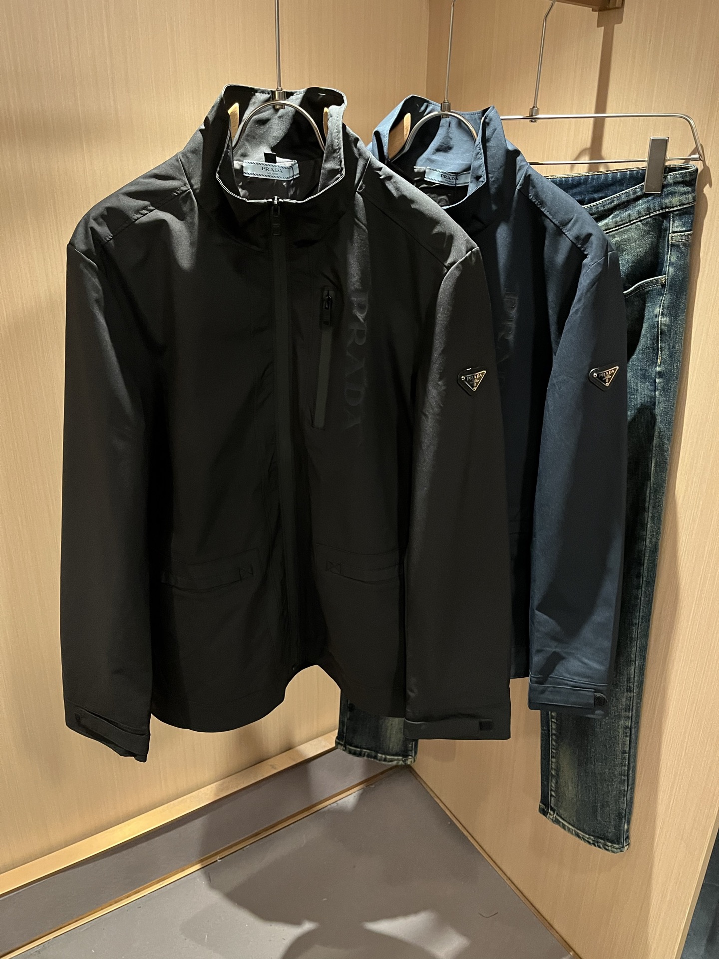 NO:572691,PRAD*A autumn and winter casual jackets, the latest fashionable casual zipper jackets, fashionable jackets! Trading company channels are rare, and they are sold simultaneously on the official website. The most anticipated high-quality goods by men are coming, allowing you to feel what real luxury has connotation! This jacket is made of P’s professionally customized lightweight technical fabrics. The surface is neat, smooth and shiny, and the texture is obvious through the screen. The upper body is comfortable, light and not stuffy, giving you the most enjoyable wearing experience!  Exquisite logo pattern hardware design!  It perfectly enhances the overall sense of luxury and class, and you can get the high-end luxury atmosphere at a glance! The jacket is cut in a basic and conventional style, and the upper body is versatile, simple and unobtrusive. It can easily cope with various occasions and environments. It is undoubtedly a must-have product for daily commuting! Sizes M～3XL,, prada, jackets & coats, jackets & coats, alexander wang19860909PRAD*A普*达秋冬休闲夹克外套,最新时尚休闲拉链夹克,时尚夹克外套!贸易公司渠道稀出,同步官网发售,男神最为期待的精品狠货重磅来袭,让你感受到什么叫真正的高奢有内涵!此款夹克外套选用了P家专业定制的轻薄科技面料制成,表面整洁光滑且富有光泽,质感透过屏幕都显而易 见,上身舒适轻盈不闷热, 给你最为享受的穿着体验！精致logo图案五金设计！完美提升了整体的奢华档次感,一眼就能Get到的高端奢华气息!基础常规的夹克版型裁剪,上身百搭简约不挑人,轻松应对各种场合与环境,属于日常通勤必备的臻品无疑!尺码M～3XL,,prada,jackets & coats,jackets & coats,alexander wang,Men's clothing