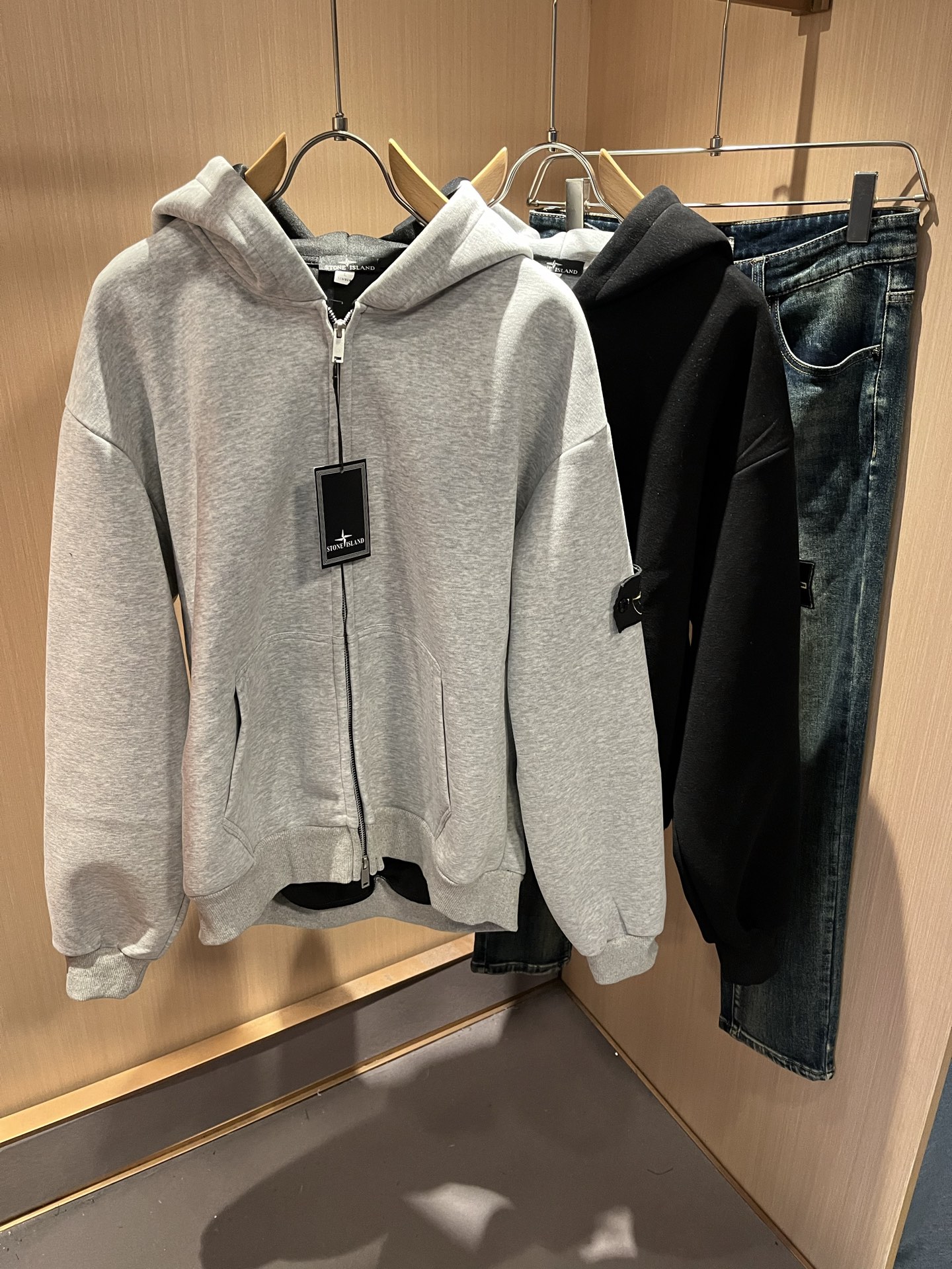 NO:571767,StoneIsland Stone Island's new 2025 autumn and winter hooded sweatshirt for men and women, the brand's latest design elements!  It’s neither monotonous nor complicated, just the right amount to show off your taste!  Customized imported pure cotton fabrics for customers!  The unique luxurious three-dimensional feel of the fabric presents a simple and elegant temperament!  Sleeve logo badge modification!  Full of fashionable logo element designs!  Full three-dimensional! Standard cutting design!  Every detail is in sync with high-end fashion. Size: M-2XL, hoodie, sweatshirts, hats, alexander wang19860909StoneIsland 石头岛2025秋冬新款男女同款连帽卫衣,品牌最新设计元素！既不单调也不复杂,恰到好处的展现品味！客供定制进口纯棉面料！面料独具的高奢立体感呈现简约优雅气质！袖子logo徽章修饰！满满的时尚logo元素设计！饱满立体!标准裁剪设计！每一处细节都是与高端时尚同步的体现. 尺码:M-2XL,,hoodie,sweatshirts,hats,alexander wang,Men's clothing