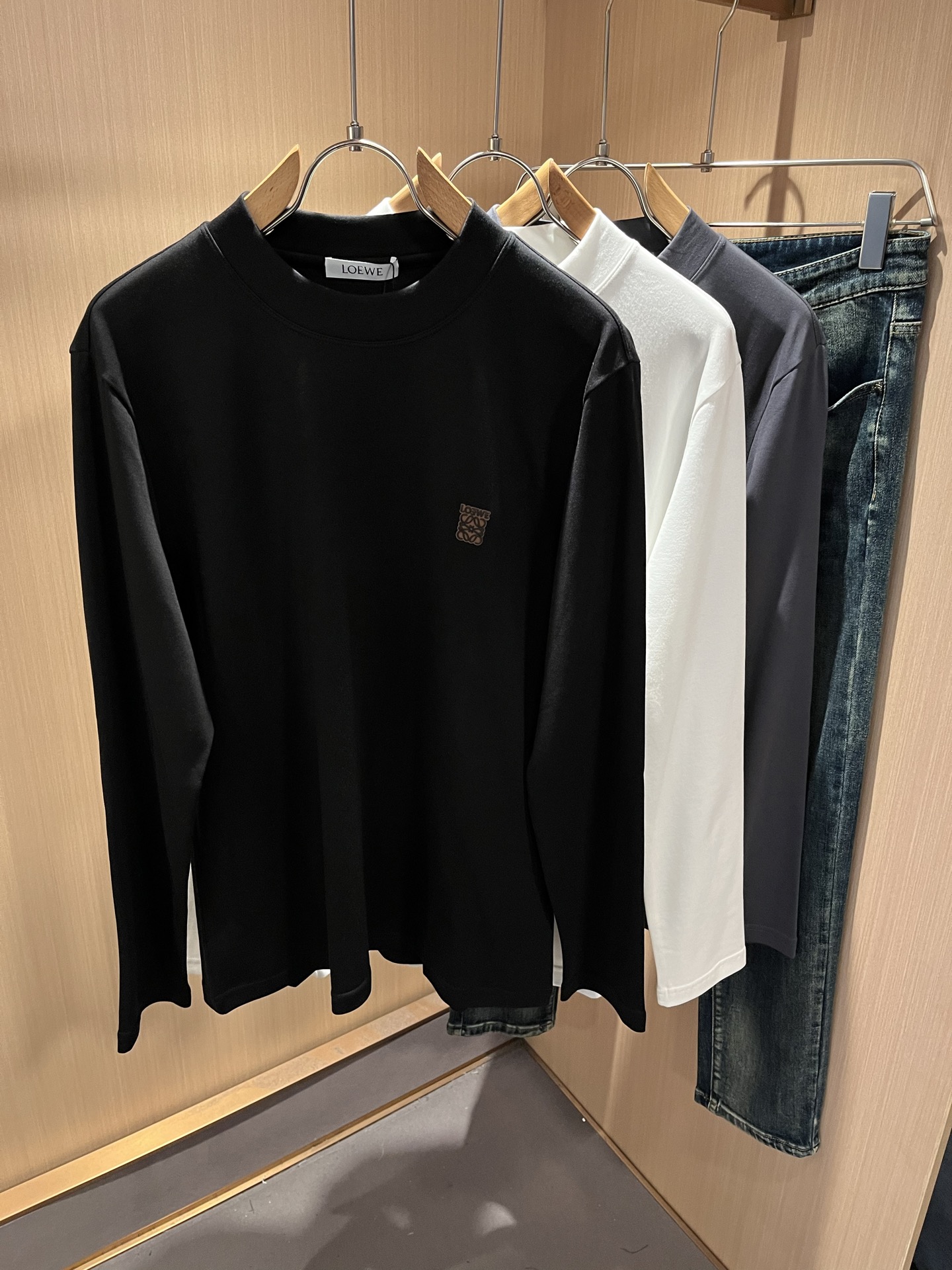 NO:572693,LOE*WE autumn and winter men's base layer shirt, Italian original order channel, very personalized and high-end style, logo pattern laminated technology design!  The latest popular fashion product has arrived. It is a simple and high-end fashion item. It is a fashion product with very high-end charm and is a must-have item for fashion trends!  Italian original factory channel, special supply level order, released simultaneously by Hong Kong, Macao and Taiwan buyer stores. This model is also the latest popular product of Loewe family this year, and it is also the most classic product. Its specifications and quality are beyond doubt!  !  The selection is extremely diverse. It goes without saying that this style has that fresh and natural feeling, which highlights the brand's charm and high-end sense. The texture of this style is very good, and the weight and color that can be felt by hand are even better on the skin. It is a full wearing enjoyment!  !  Size: M-5XL,,loewe,loewe,alexander wang19860909LOE*WE罗*威 秋冬男士打底衫,意大利原厂订单渠道,极具个性高级风,标志logo图案压胶工艺设计！最新时尚潮流人气产物驾到,又是一款简约高级的时尚单品,穿搭魅力十分高级不俗的时尚产物 ,时尚潮流必备单品！意大利原厂渠道,特供级别订单,同步港澳台买手店发布,此款也是罗意威家今年的最新人气产物,也是最经典的产物,其规格跟档次更是毋庸置疑！！ 选择极具多样化,言而喻此款自然具备那种清新自然的感觉,彰显品牌魅力与高级感,此款的质感十分的到位,用手可以感知的重磅跟出彩亲肤程度更是上佳,十足的穿着享受！！尺码: M-5XL,,loewe,loewe,alexander wang,Men's clothing