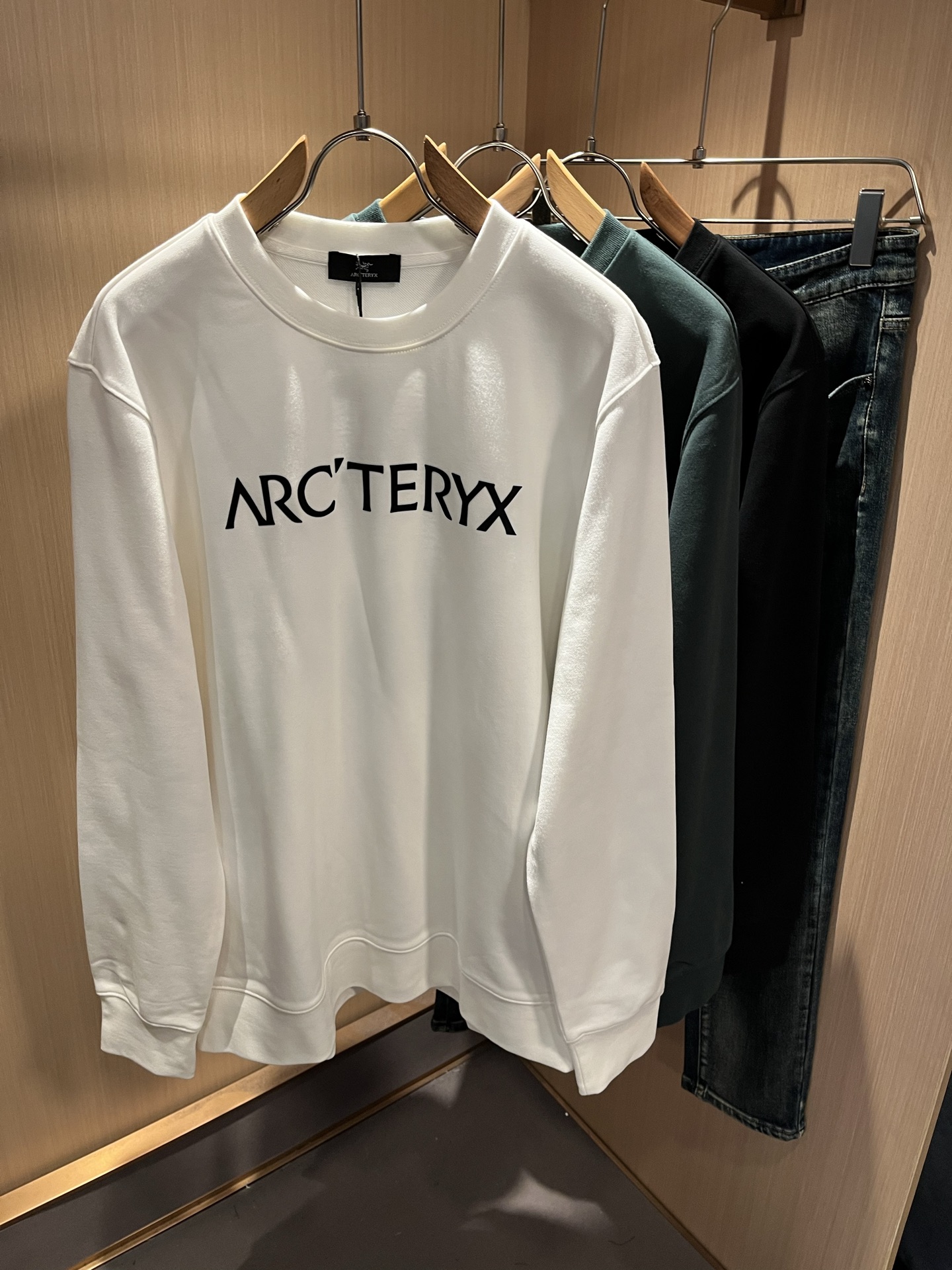 NO:571785,ARCTER *  In addition to its considerable attainments in style design, the most obvious or most proficient thing is that it has deeper and unique insights and attainments in fabrics. Through continuous structural research and problem solving, it is characterized by unique research on fabrics. These alone are enough to support it to become one of the leading new logo brand images in the clothing manufacturing industry. This model is made of pure cotton!  The fabric is carefully blended with pure cotton, and feels smooth and soft, with both natural beauty and comfort. The large-body cut is simple and clean, and the fabric shows a different hazy structural beauty. It is exclusively customized through mold opening. The fabric tests the skills of the workers and can be smooth, compliant and wrinkle-free!  Front and rear logo pattern laminated design!  It really tests the handicrafts of each master!  It makes the whole thing clean and tidy, without leaving a trace of thread. Nowadays, men who are pursuing life are also more refined in their lives!  Size M-2XL,arc'teryx,hoodie,sweatshirts,alexander wang19860909ARCTER*X始*祖鸟 2025秋冬新款男女同款休闲卫衣,户外品牌可能大家第一想到的就是加拿大鹅、始祖鸟.给人一种标签试的感觉！除了在款式设计上颇有造诣之外,最明显或者说最为拿手的,应该就是在面料上的拥有更深独特见解跟造诣了.通过不断地结构研究和问题处理,在以面料独特研究为特征,仅凭这些就已经足以支撑其成为服装制造行业中,首屈可数的新标志品牌形象.此款采用纯棉材质！通过精工混纺纯棉之后的面料,手感细滑柔软,同时兼具自然美感跟舒适度.大身上版型裁剪简洁干净,面料上显现出了不一样朦胧的结构性美感来.独家开模定制而成,面料及其考验工人的技术,能做到平整服帖又不起皱！前后logo图案压胶设计！真的是很考验每位师傅的手工制作！使得整体干净利索,不留一丝线头.现在对于生活有所追求的男性也在生活中更为精致！尺码M-2XL,arc'teryx,hoodie,sweatshirts,alexander wang,Men's clothing