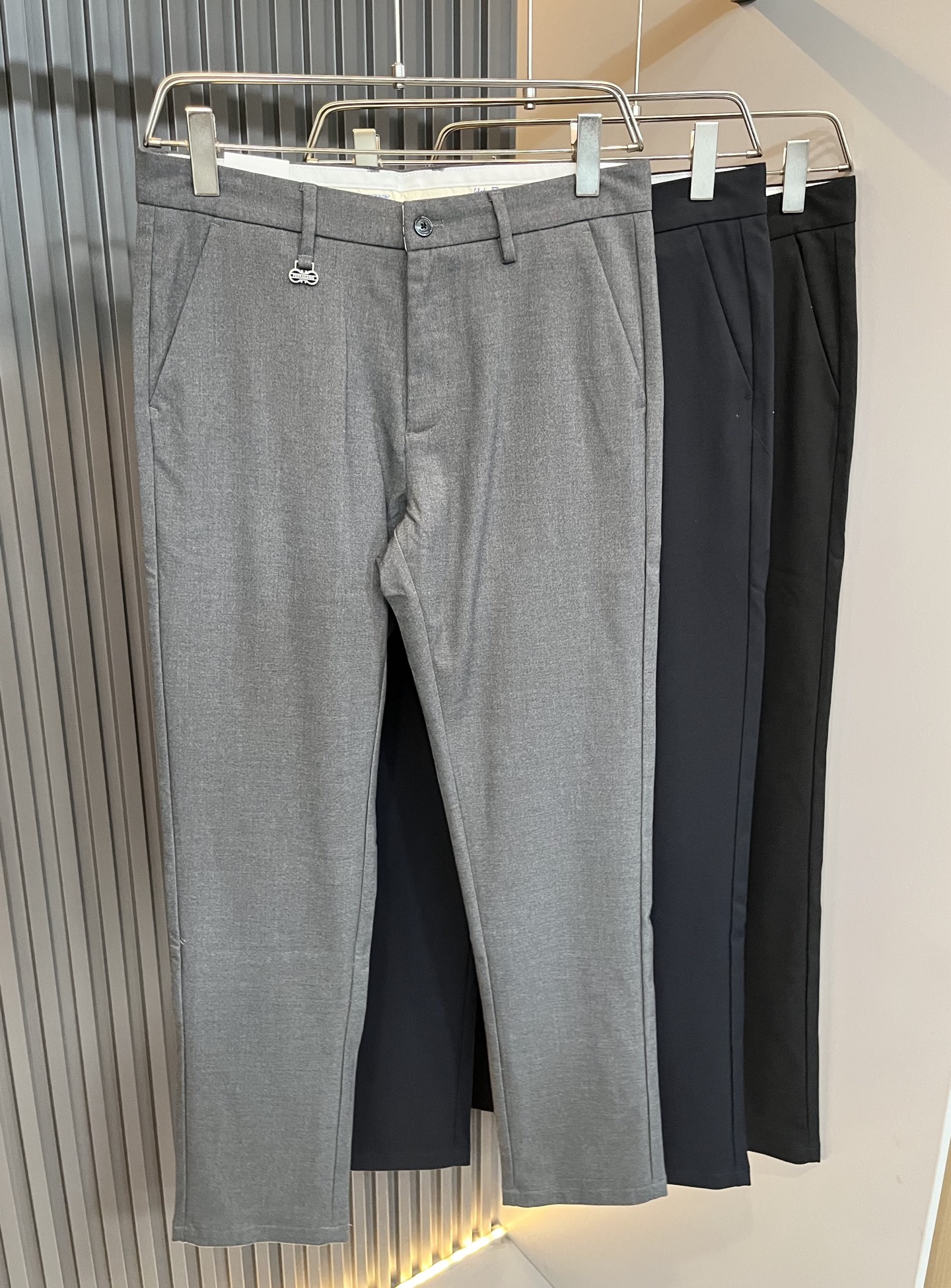 NO:571782,Ferraga*mo 2025 new autumn and winter men's casual small straight trousers, original quality, original quality high-end fashion casual washed original trousers fabric!  The metal Ferragamo LOGO on the back waist is produced by the original factory channel; it is sold simultaneously on the G network, and the thickness is just right to meet the needs of wearing. The fabric is soft and elastic. Beautiful washing process, just right purity, the craftsmanship is very outstanding, the fabric is soft and elastic, the turning lines are neat, and the perfect details are produced. The casual and versatile four-season style, the upper body effect is not tight and excellent, showing a confident temperament; all the details show the classic logo of the perfect quality pants, which symbolizes the highest quality of the brand, and the original hardware accessories  Owning it is the beginning of another fashion!  Size 30 -40,,ferragamo,ferragamo,alexander wang19860909Ferraga*mo菲拉*慕2025秋冬新款男款休闲小直筒西裤, 原单品质,原单品质高端时尚休闲水洗原版西裤面料！后腰金属菲拉格慕LOGO标识,原单代工厂渠道出品；G网同步发售,厚度刚好满足穿搭需求 面料柔软具有弹力面料 漂亮的水洗工艺,恰到好处的纯粹,工艺非常突出,面料柔软富有弹性,车工走线整齐,完美细节出品.随意百搭的四季款,上身效果不紧绷极佳,彰显自信气质；所有细微处尽情展现完美品质裤子的经典Logo象征了品牌至高的品质,原厂五金配件 拥有,便是另一种时尚的开始 ！ 尺码30 -40,,ferragamo,ferragamo,alexander wang,Men's clothing