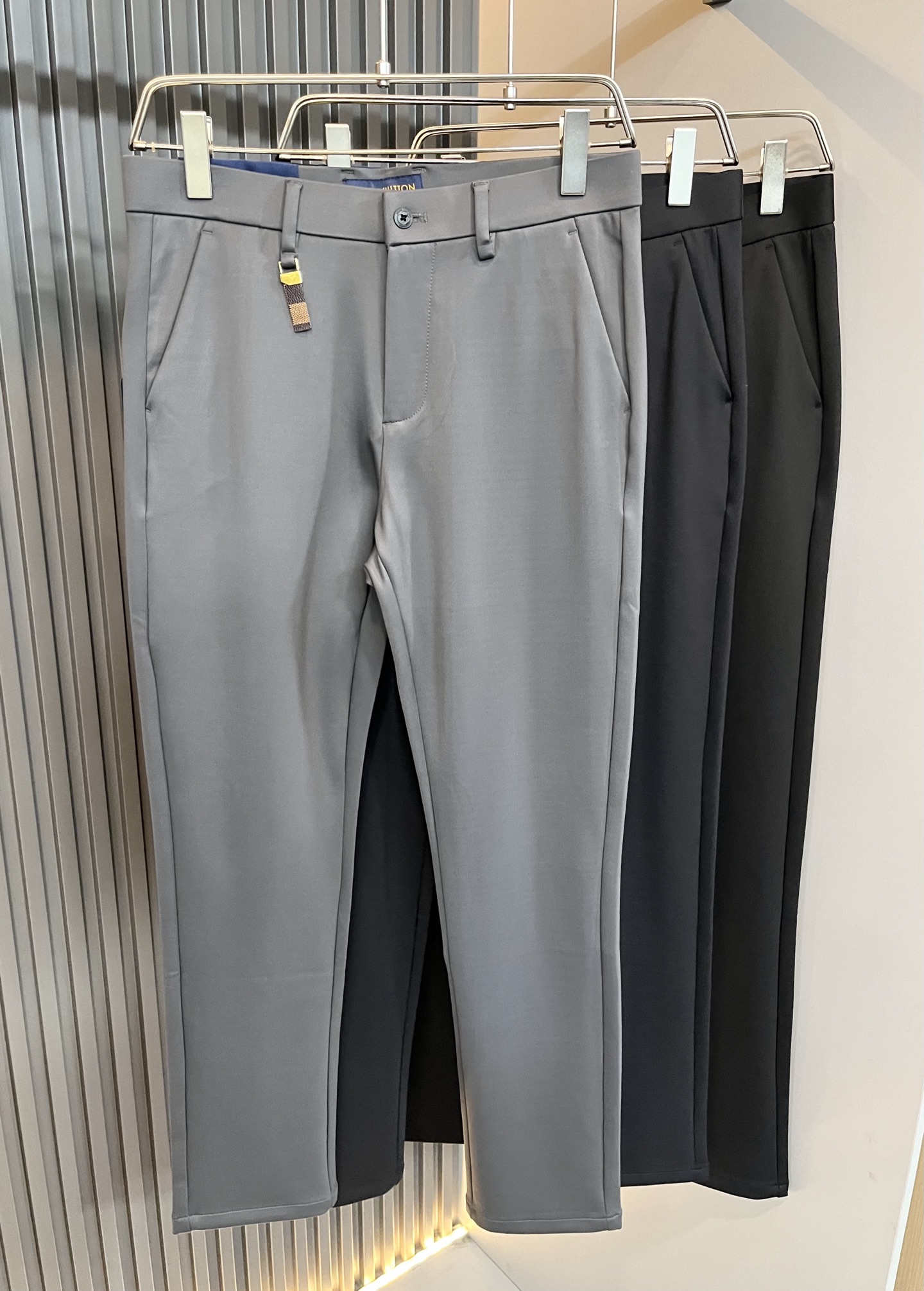 NO:571778,LouisVuitt* Louis*den 2025 new autumn and winter men's casual trousers, men's classic, fashionable and versatile business casual trousers! The first choice for urban elites for business and leisure, with rare trading company channels, leading official website sales! Casual trousers with self-labeled LV logo, an indispensable and versatile item in the wardrobe, convenient and comfortable to wear and very easy to match with fashionable styles! This casual trousers is made of carefully selected high-quality blended spandex material supplied by customers! It has excellent comfort and breathability, has a good vertical feel, is not easy to wrinkle and deform, and feels skin-friendly and comfortable when worn. You will know how high-grade the texture of the fabric is as soon as you get the actual product. It can definitely be called an excellent product with unlimited repurchase! They are the most recognizable classic elements of the Louis family, and all accessories come with their own brand logo design! So the subtleties show off the perfect quality pants! The tight and smooth wiring inside the trousers is more exquisite in details, which perfectly demonstrates the excellent craftsmanship and is enough to make the quality control personnel close their eyes and take it away! The basic straight-cut version has no restrictions on the body shape, and the invincible versatile colors can easily challenge any top, perfect for both business and leisure styles! Size 30-4037 39,, louis vuitton, louis vuitton, louis vuitton, alexander wang19860909LouisVuitt*路易*登 2025秋冬新款男士休闲西裤,男士经典时尚百搭商务休闲西裤! 都市精英商务休闲首选,贸易公司渠道稀出,领先官网发售!自带标签化的LV标识logo休闲西裤,衣橱里不可或缺的百搭臻品,穿着便捷舒适又非常极易搭配时尚造型！此款休闲西裤用心甄选客供优质混纺氨纶材质制成！舒适性与透气性兼优,有着很好的垂直感,不易起皱变形,着穿触感亲肤舒适,面料的质感有多高级,实物到手你立刻便知,绝对可以称为无限回购的绝佳臻品！都是路易家最具辦识度的经典元素,所有辅料自带品牌logo设计！所以细微之处尽情展现完美品质裤子！裤身内里缜密平顺的走线,细节方面更为考究,极好的彰显了出色工艺,足以让品控们闭眼收走!基础常规的直筒版型裁剪,对于体型没有限制可言,无敌的百搭配色,轻松挑战任何上装,完美兼具商务与休闲风格穿搭!尺码30-4037 39,,louis vuitton,louis vuitton,louis vuitton,alexander wang,Men's clothing