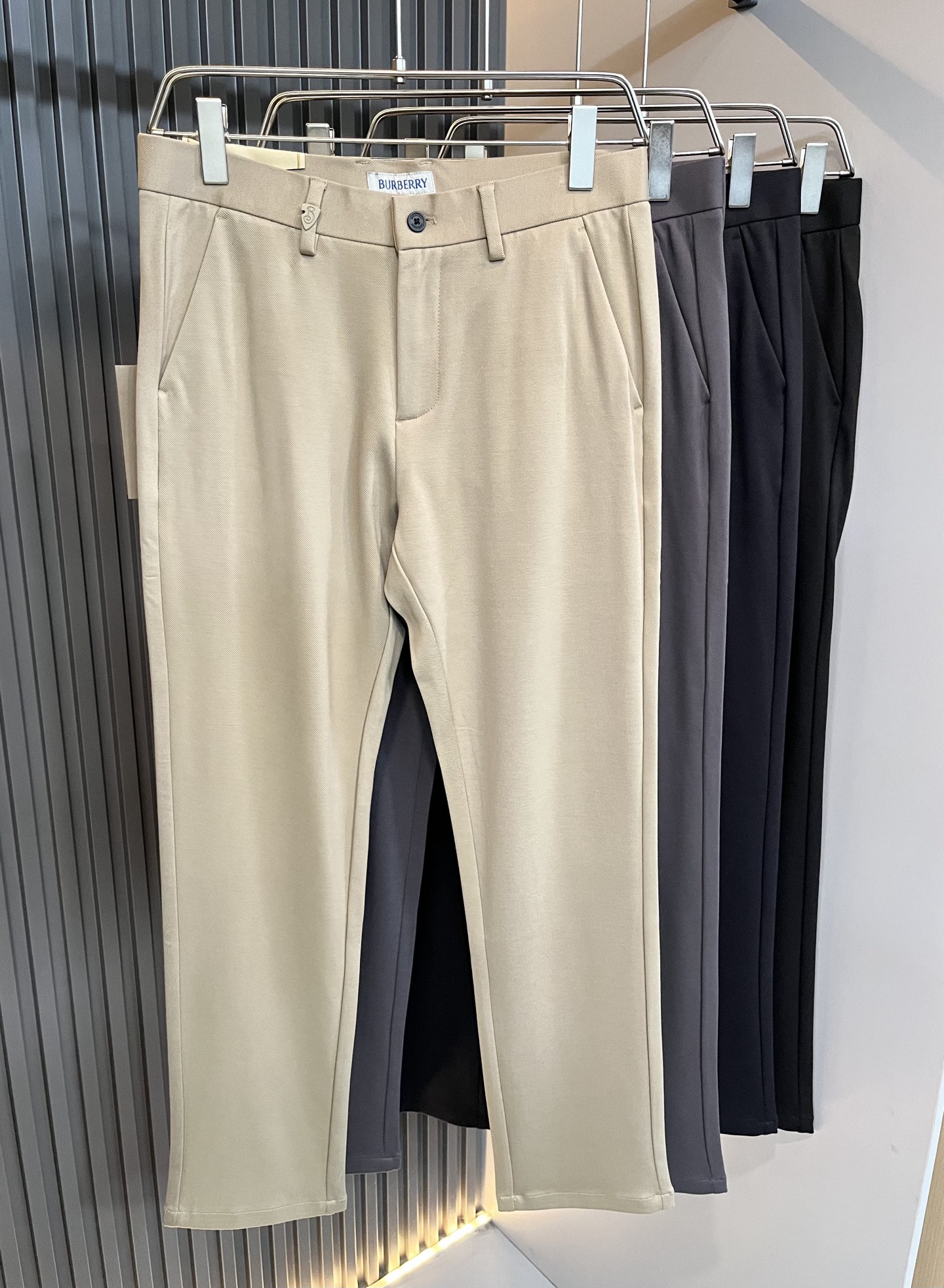 NO:571780,BURBER*Y 2025 autumn and winter men's casual trousers, men's classic basic small straight trousers, simple solid color and versatile style with hardware logo and accessories  The classic lining is edged with British-style stripes and is clearly iconic. It is a wardrobe must-have. It is on sale at the counter. All products are suitable for foreign trade orders. It has a strong British style. It has long been synonymous with luxury, quality, innovation and timeless classics. Its windbreaker is world-renowned as a brand logo. It has a traditional British design style, unique fabrics, generous and elegant. The drastic transformation design forms a continuous totem print, and the simple font replaces the classic knight logo, completely subverting the original style.   Counter model catwalk series, very fashionable, a simple, refreshing, fashionable and versatile casual style, all super stylish, it is the dark horse that makes people shine this season, and it is also the most suitable color, size 30-40 37 39, burberry, alexander wang19860909BURBER*Y巴*莉 2025秋冬男士休闲西裤,男士经典基础款小直筒裤 简洁纯色百搭款五金logo辅料配合 经典内里英伦风条包边,标志性明显,衣橱必备,专柜在售,全品相外贸订单.是具有浓厚英伦风格.长久以来成为奢华、品质、创新以及永恒经典的代名词,旗下的风衣作为品牌标识享誉全球.带有一股英国传统的设计风格,独特的布料、大方优雅为主.大刀阔斧的转型设计,组成连续图腾印花,简约的字体取代了经典的骑士标志,彻头彻尾地颠覆了原始风格. 专柜模特走秀系列,非常时尚一款简单清爽时尚百搭休闲款,都超级有型,更是本季让人眼前一亮的黑马,也是最应景的色彩,尺码30-40 37 39,,burberry,alexander wang,Men's clothing